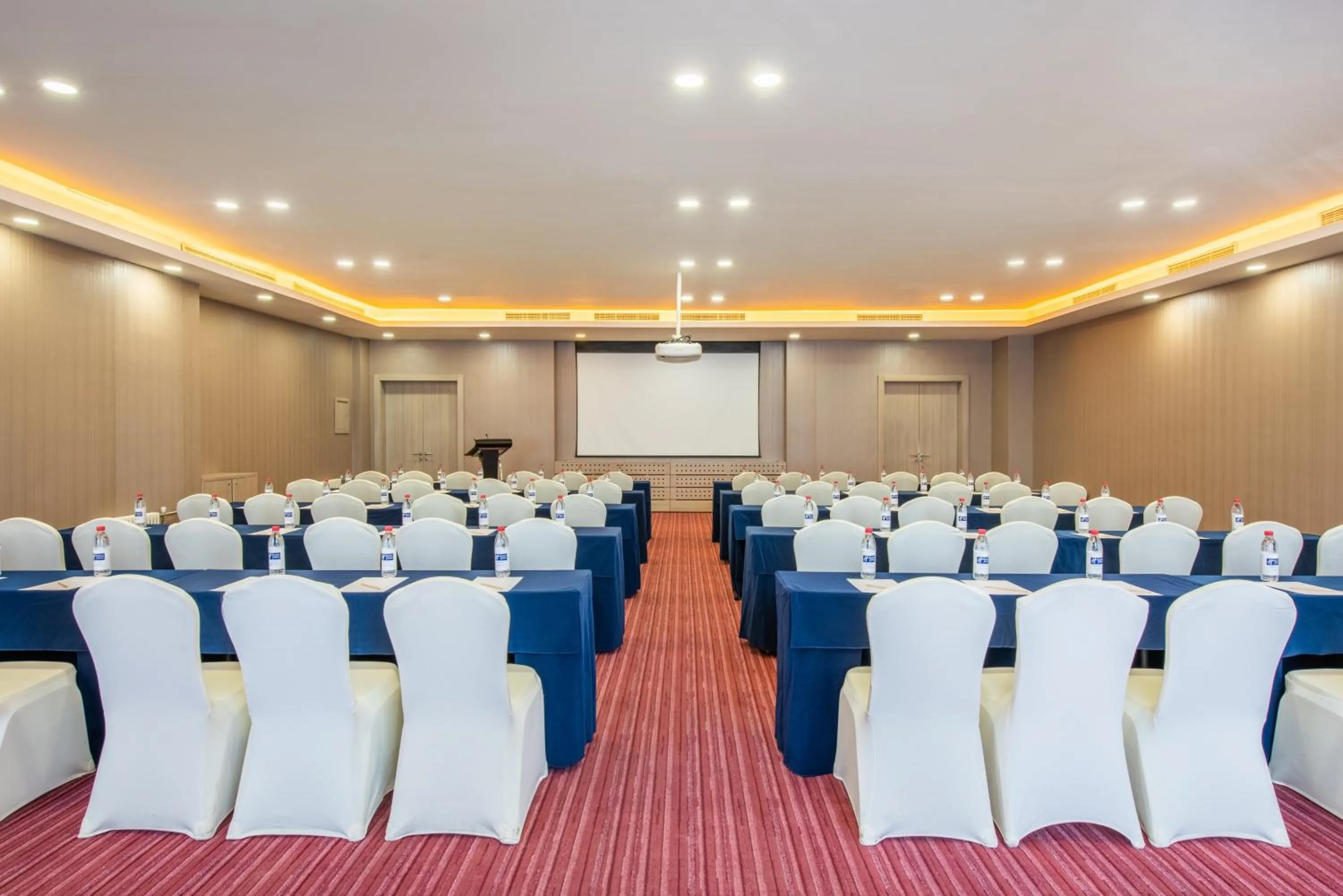 Meeting/conference room in Holiday Inn Express Changbaishan by IHG