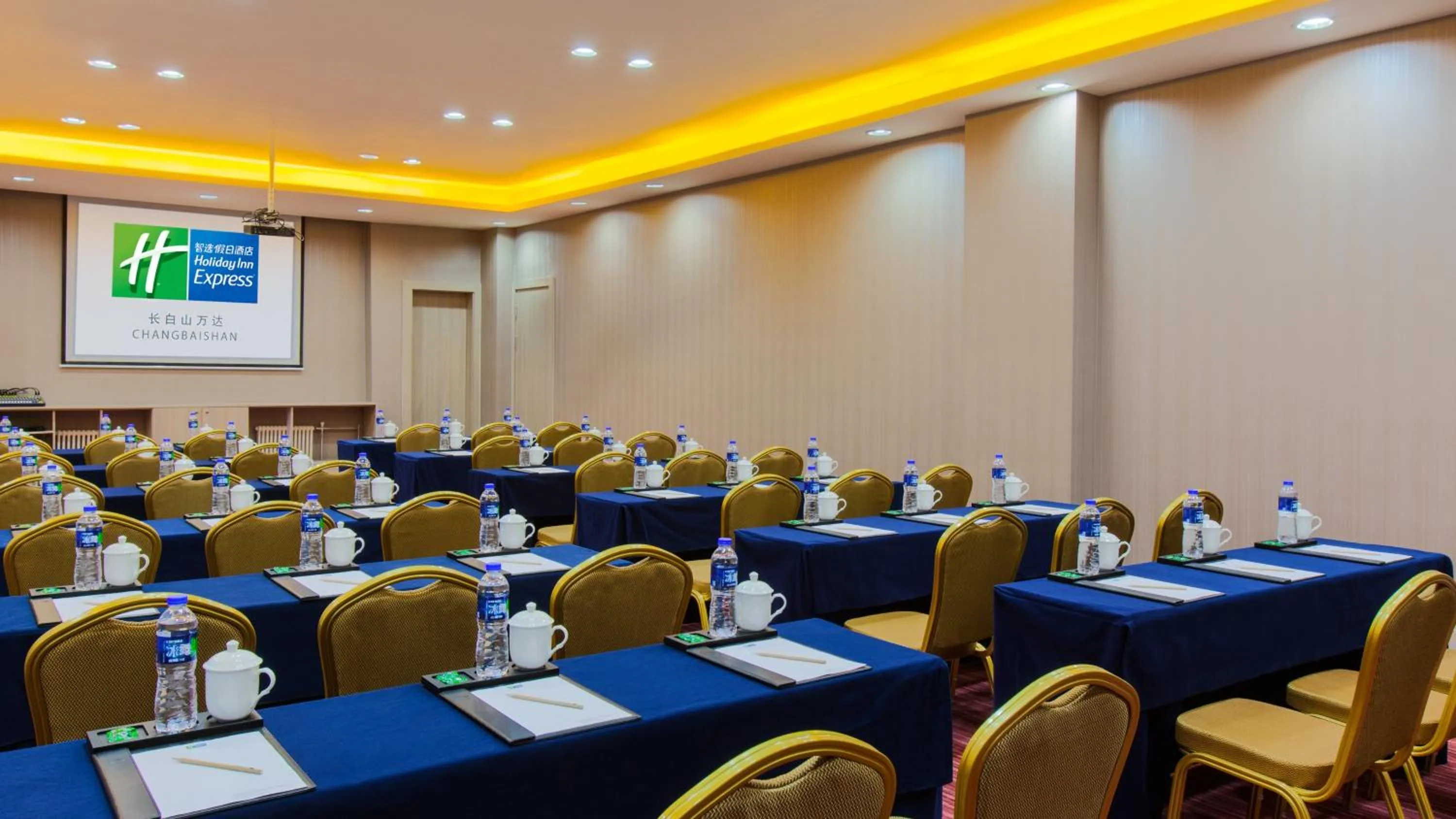 Meeting/conference room in Holiday Inn Express Changbaishan by IHG