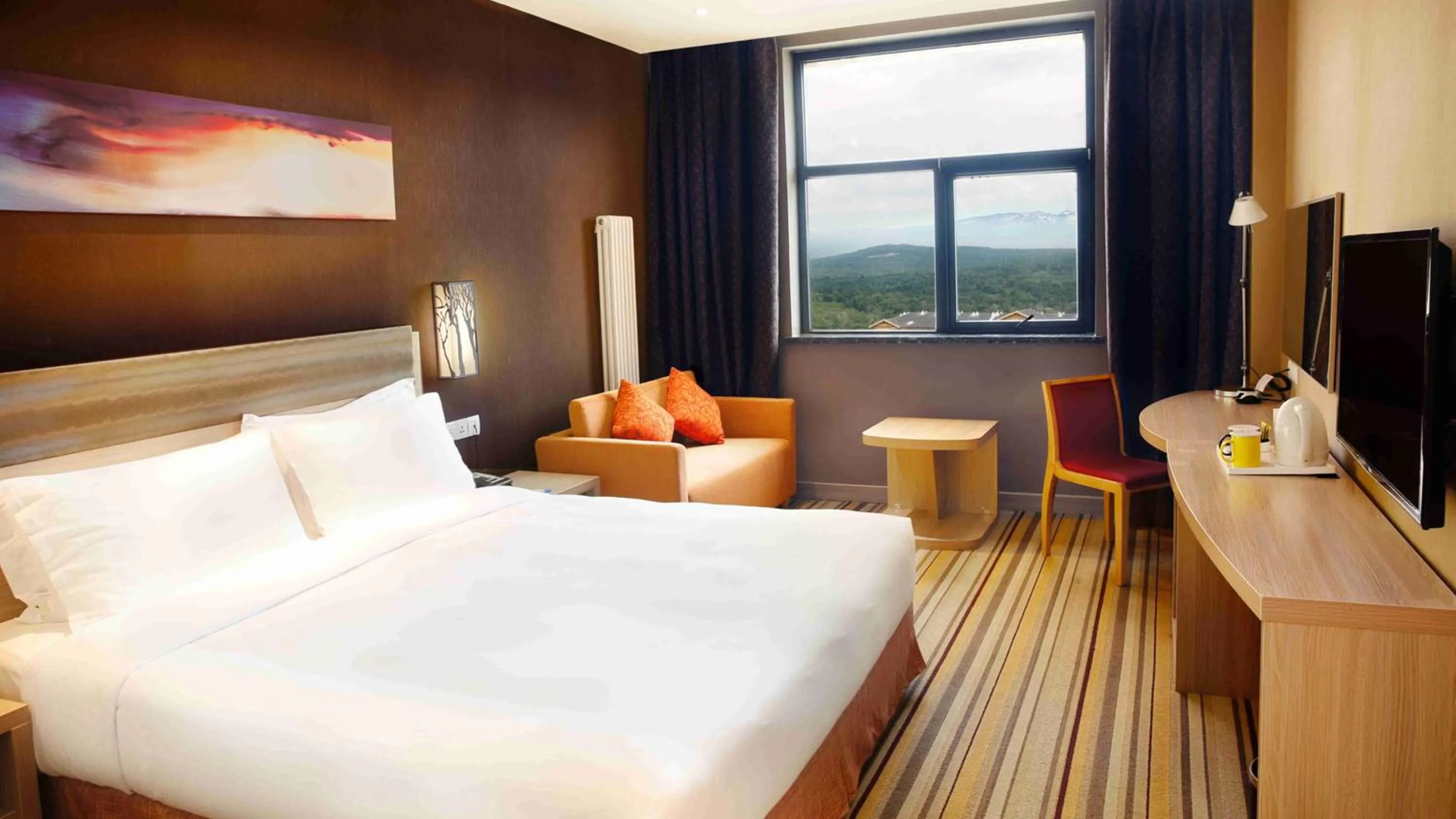 Photo of the whole room, Bed in Holiday Inn Express Changbaishan by IHG