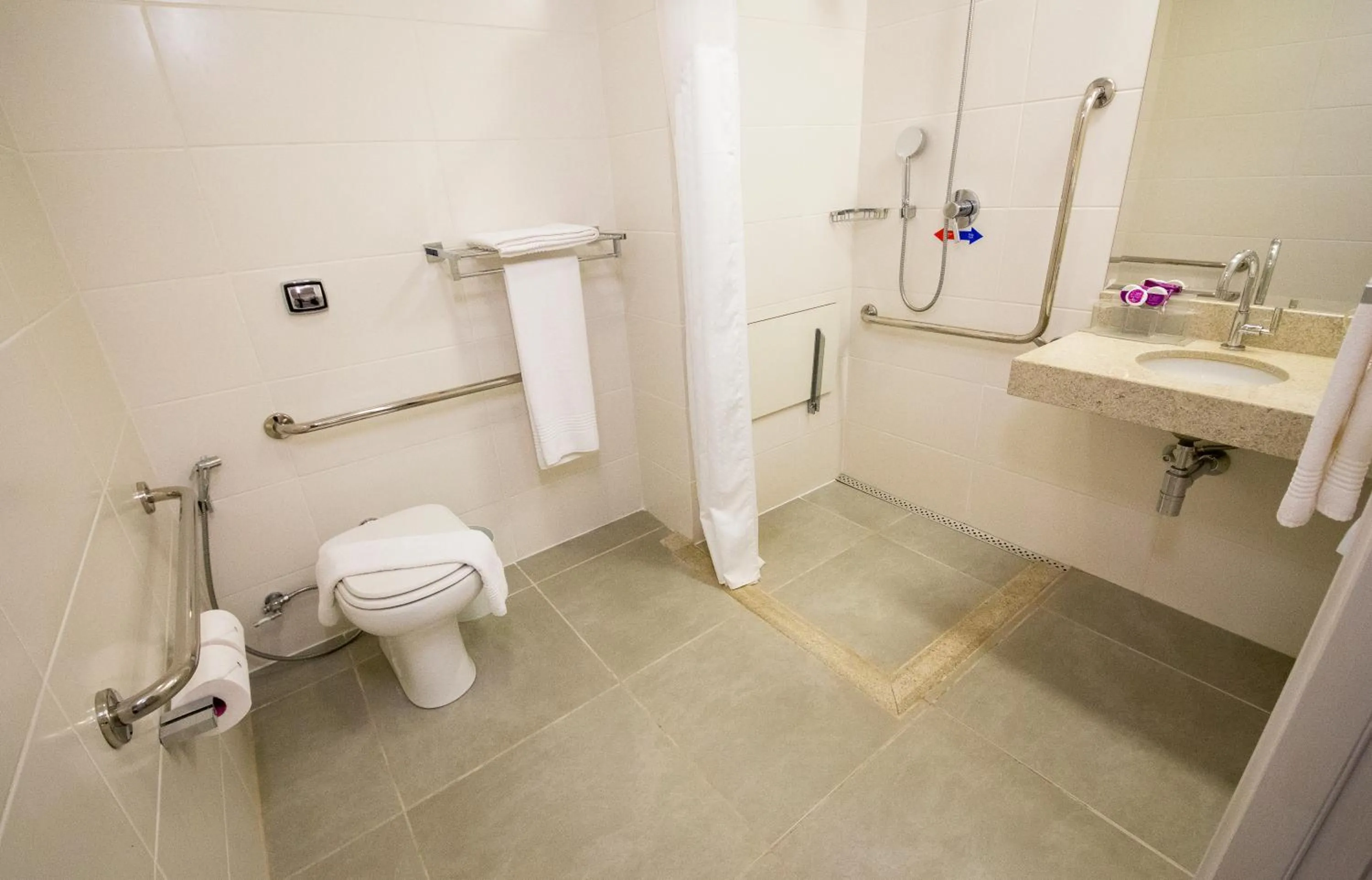 Toilet in Diff Hotel - by Easy Hotéis