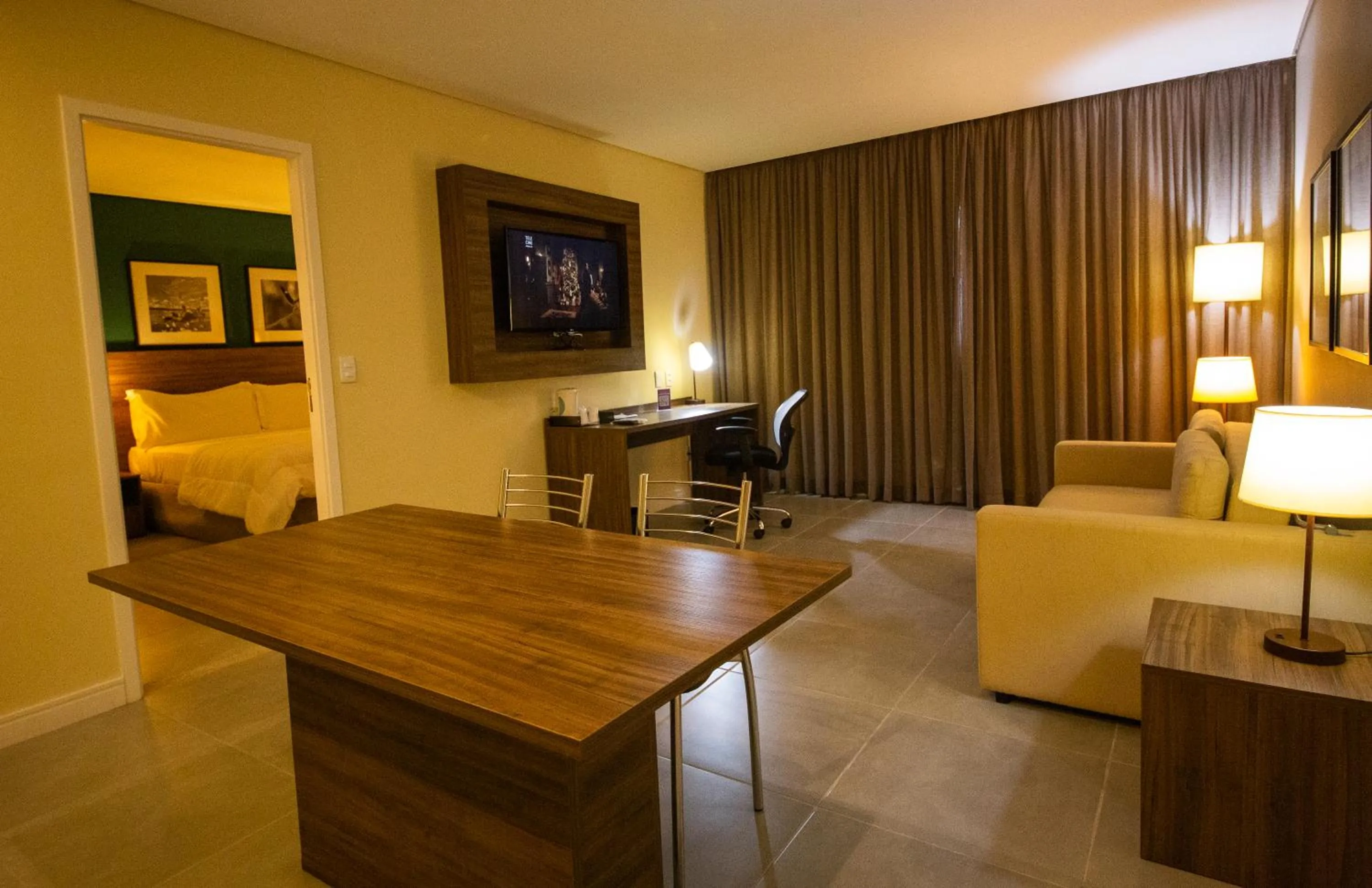 Communal lounge/ TV room in Diff Hotel - by Easy Hotéis