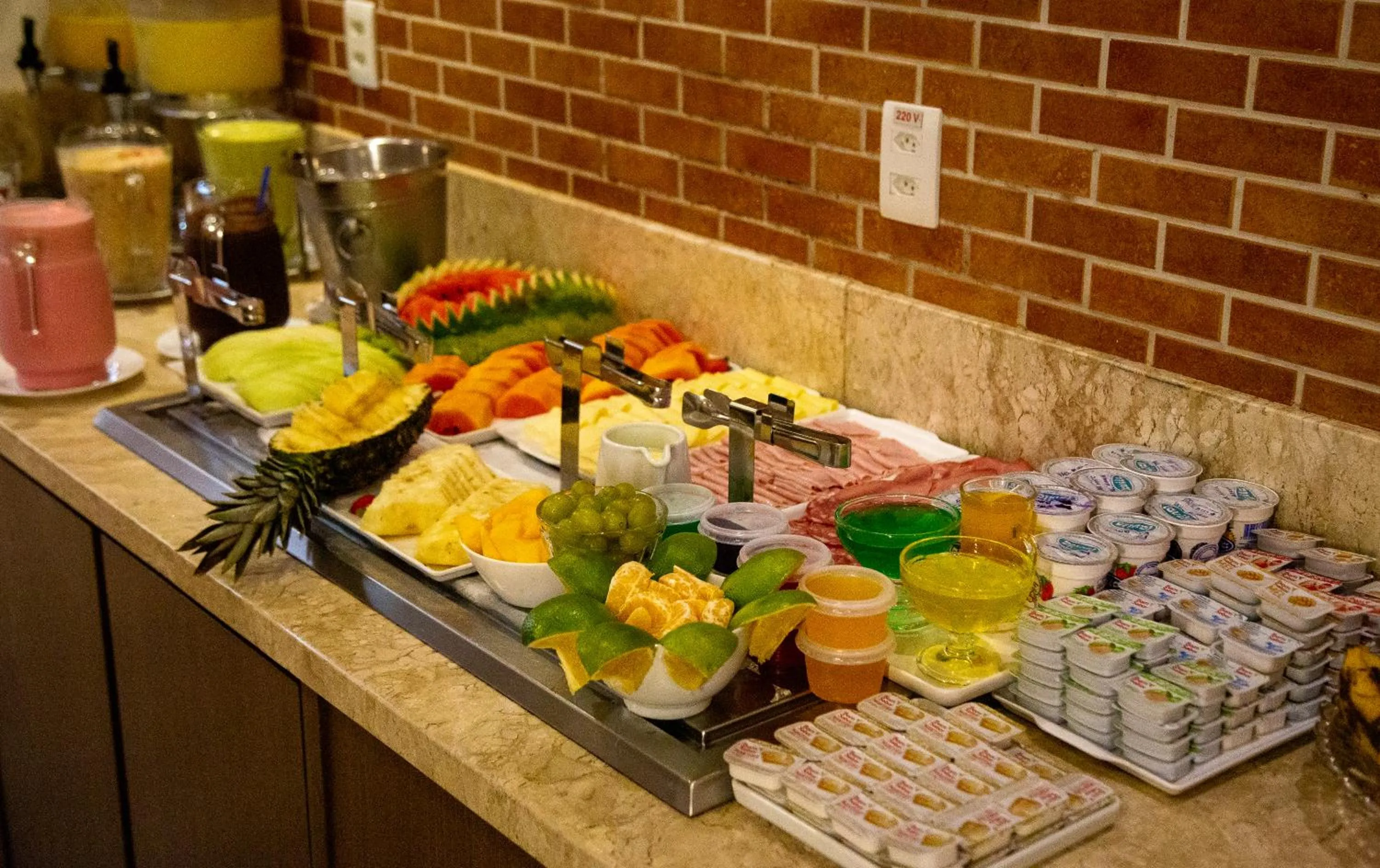 Buffet breakfast in Diff Hotel - by Easy Hotéis