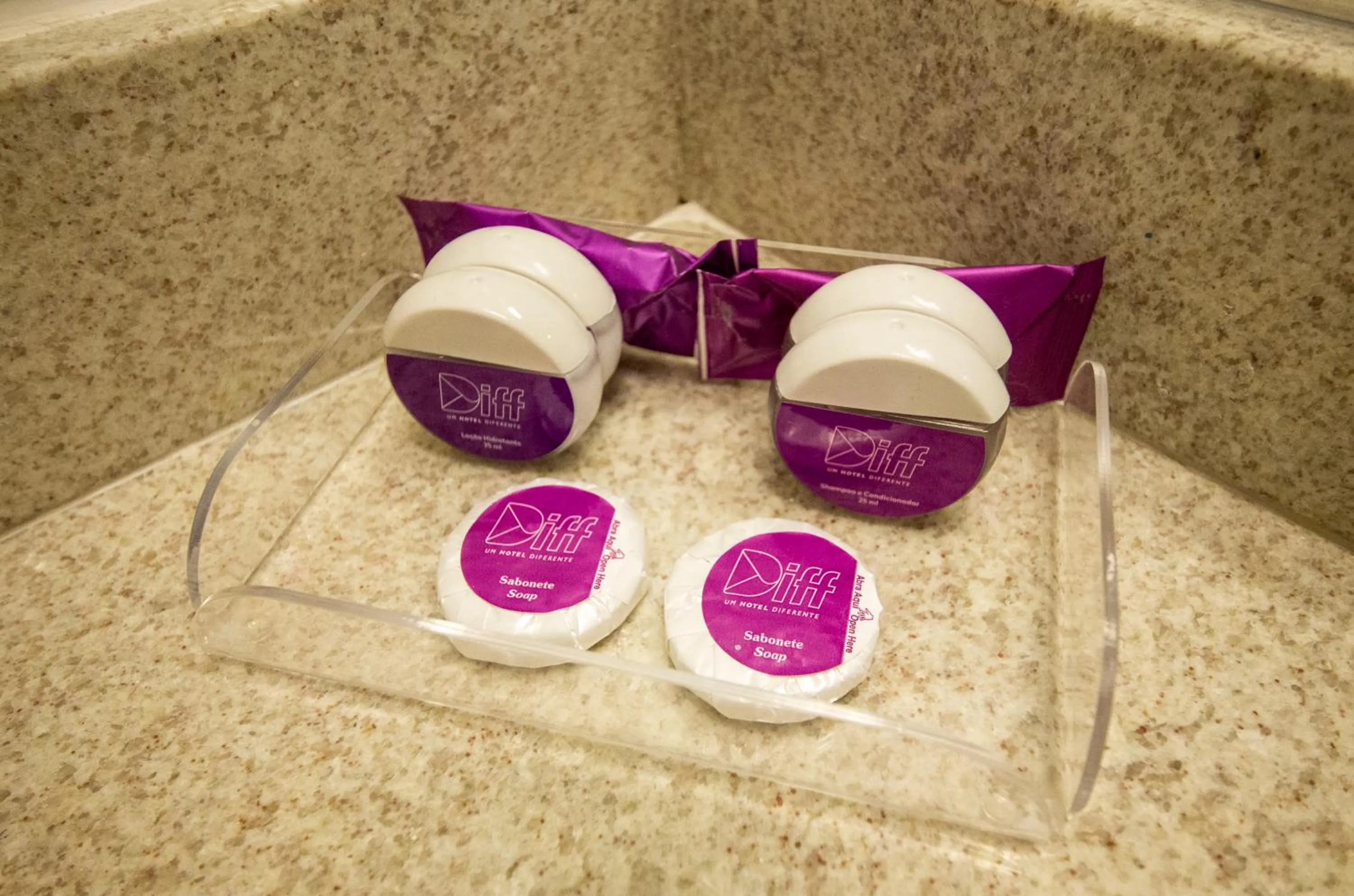 Bathroom in Diff Hotel - by Easy Hotéis