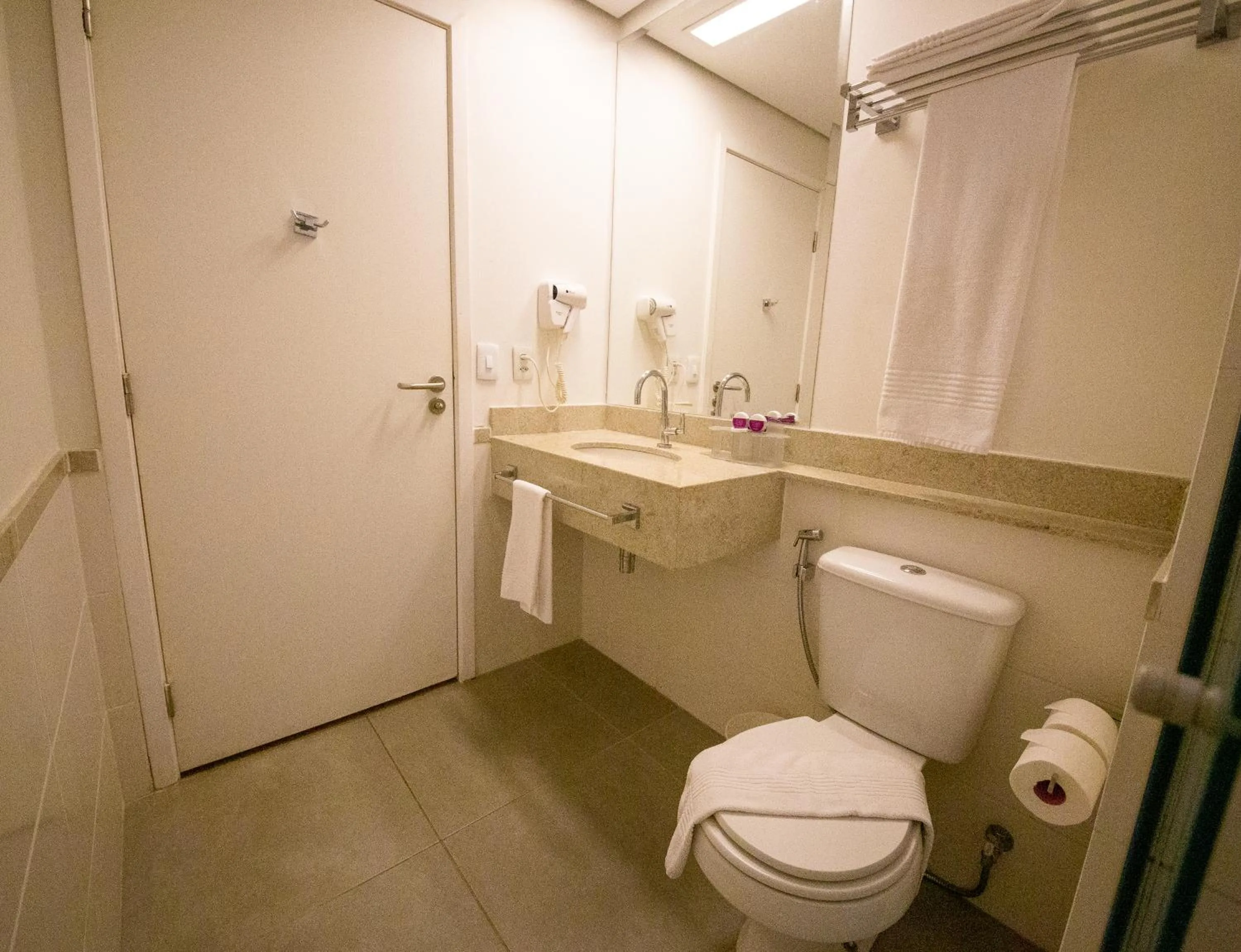 Toilet in Diff Hotel - by Easy Hotéis