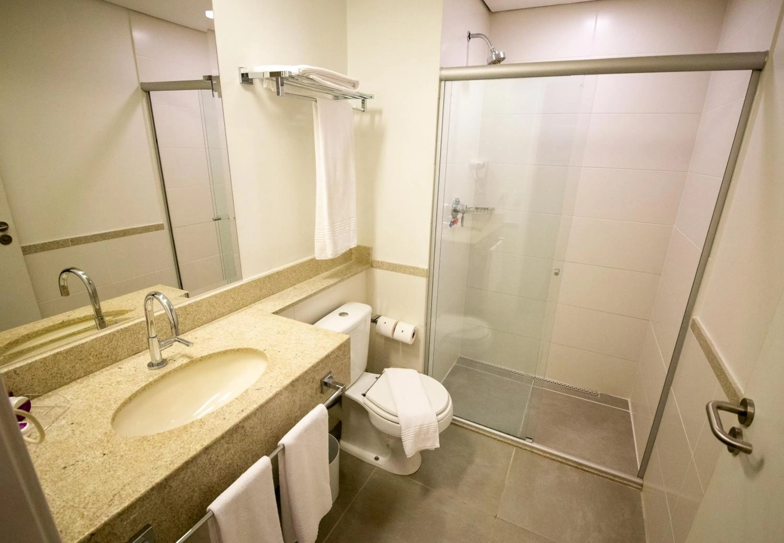 Shower in Diff Hotel - by Easy Hotéis