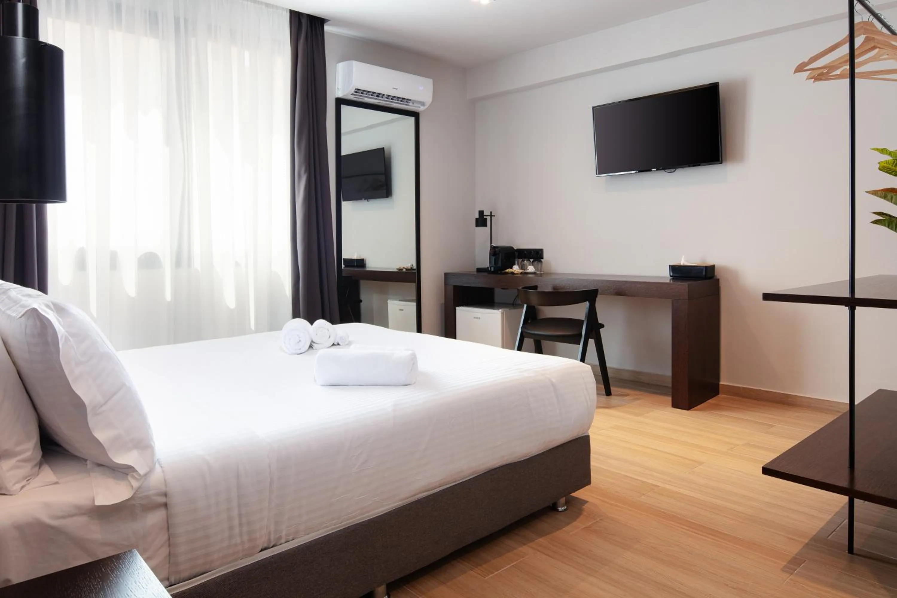 Photo of the whole room, Bed in Athens Tower