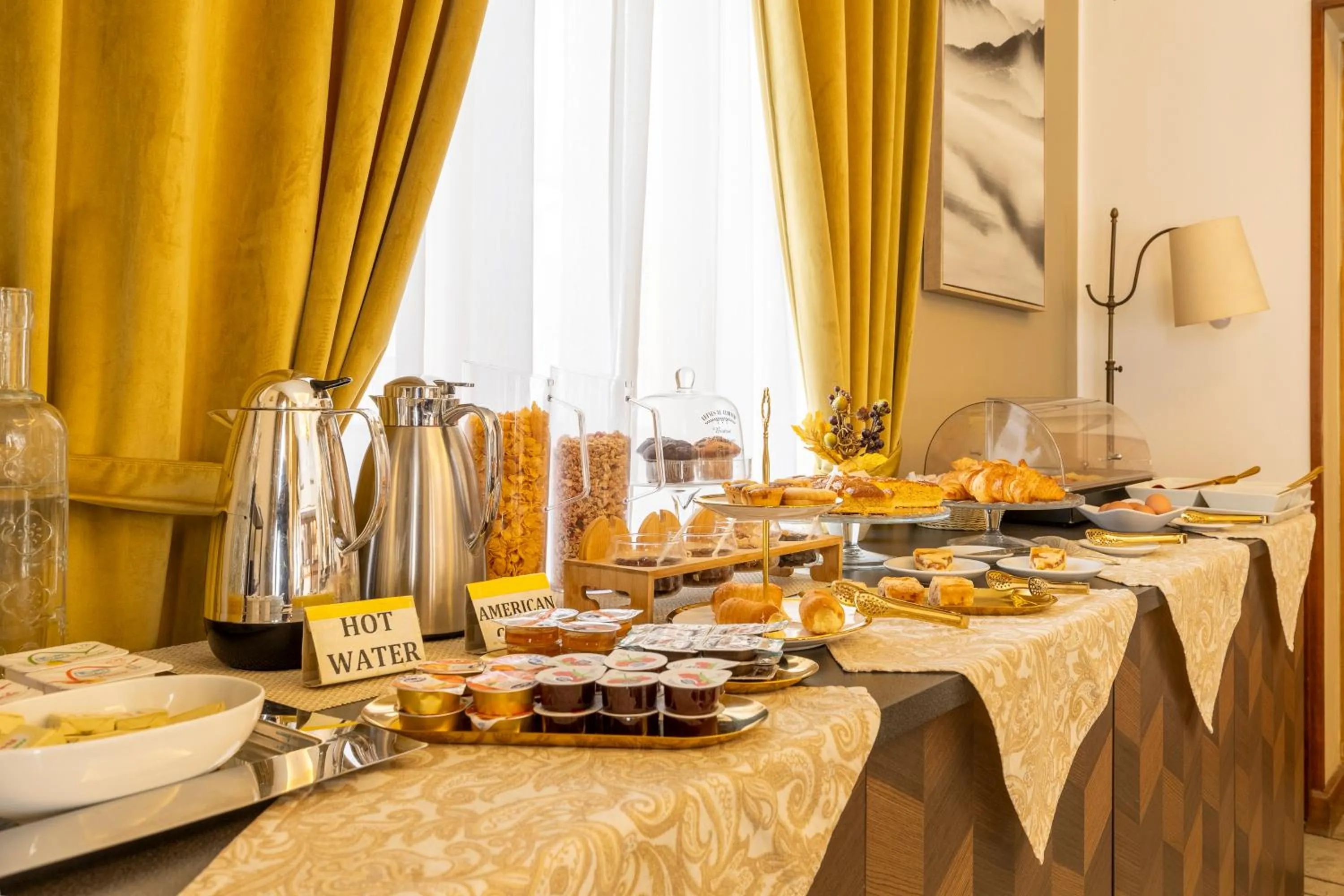 Buffet breakfast in Hotel Bagliori