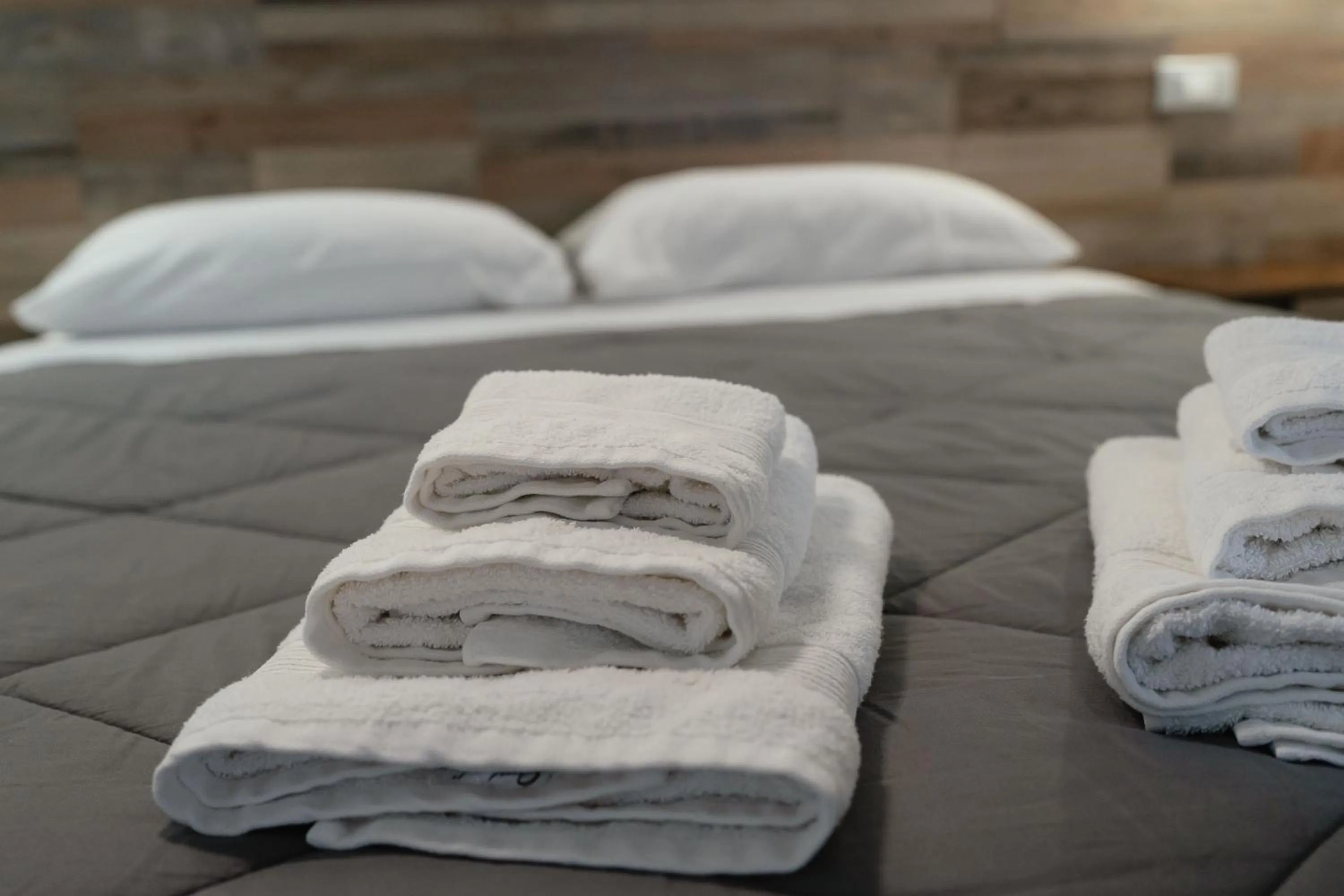 towels, Bed in Zaro Suites B&B