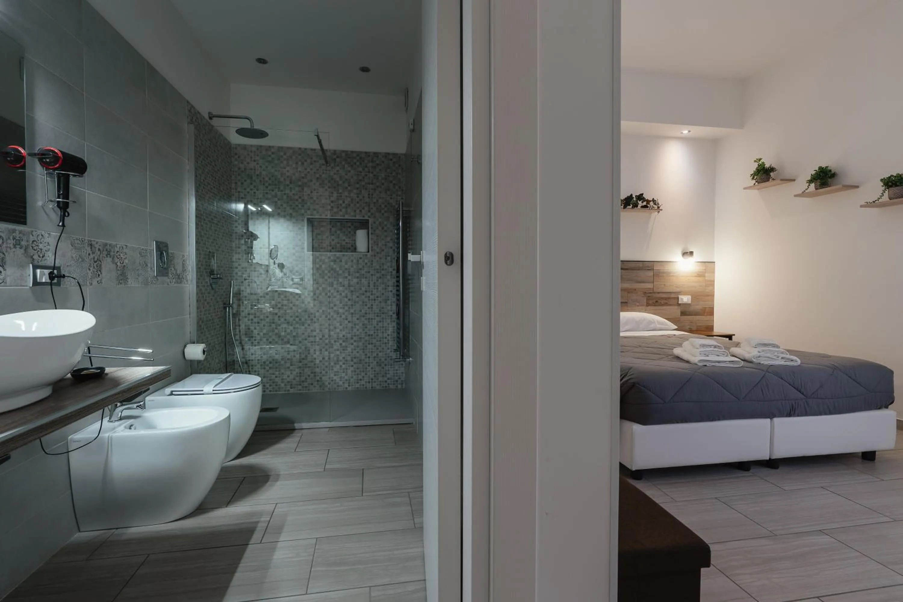 Shower, Bed in Zaro Suites B&B