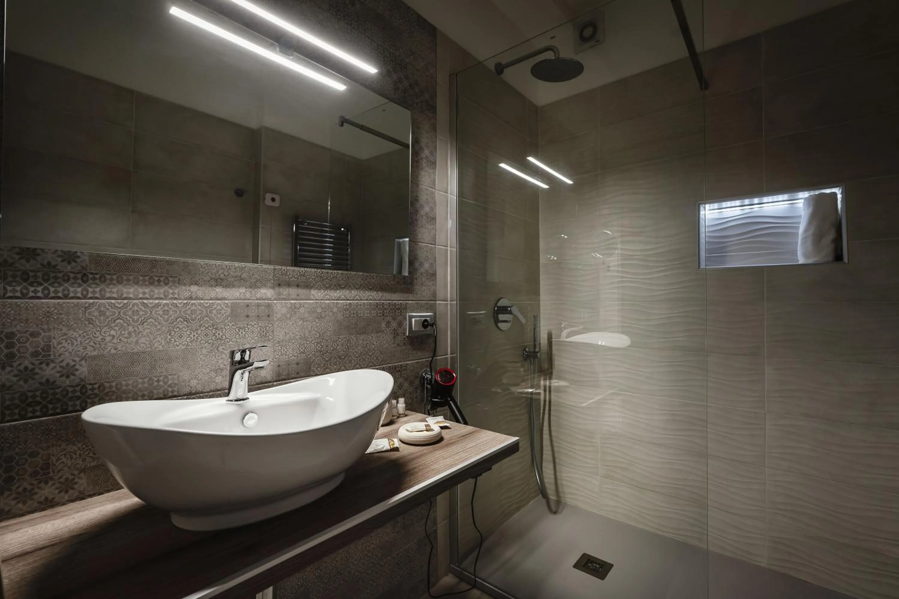 Shower in Zaro Suites B&B