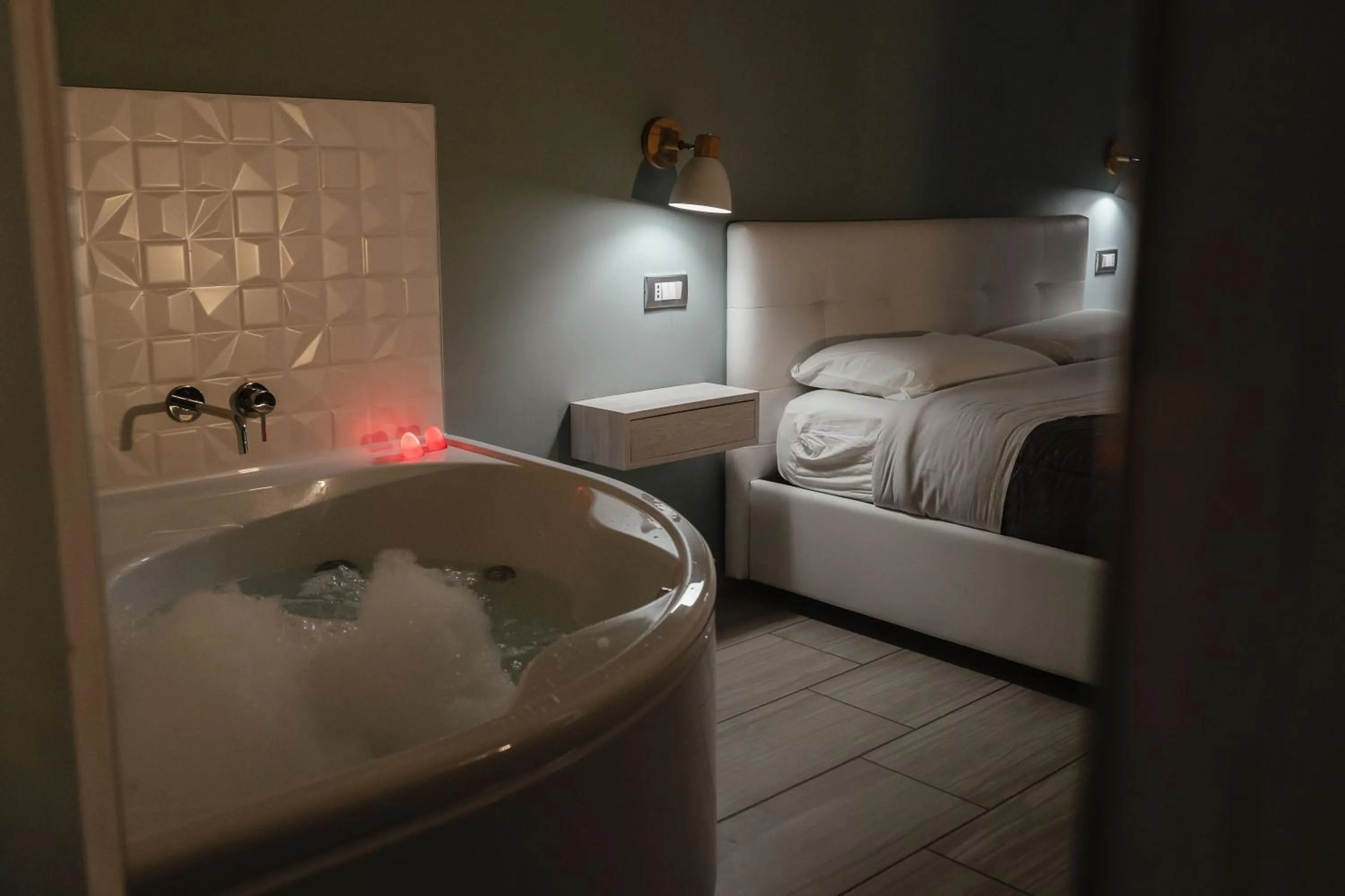 Hot Tub, Bed in Zaro Suites B&B