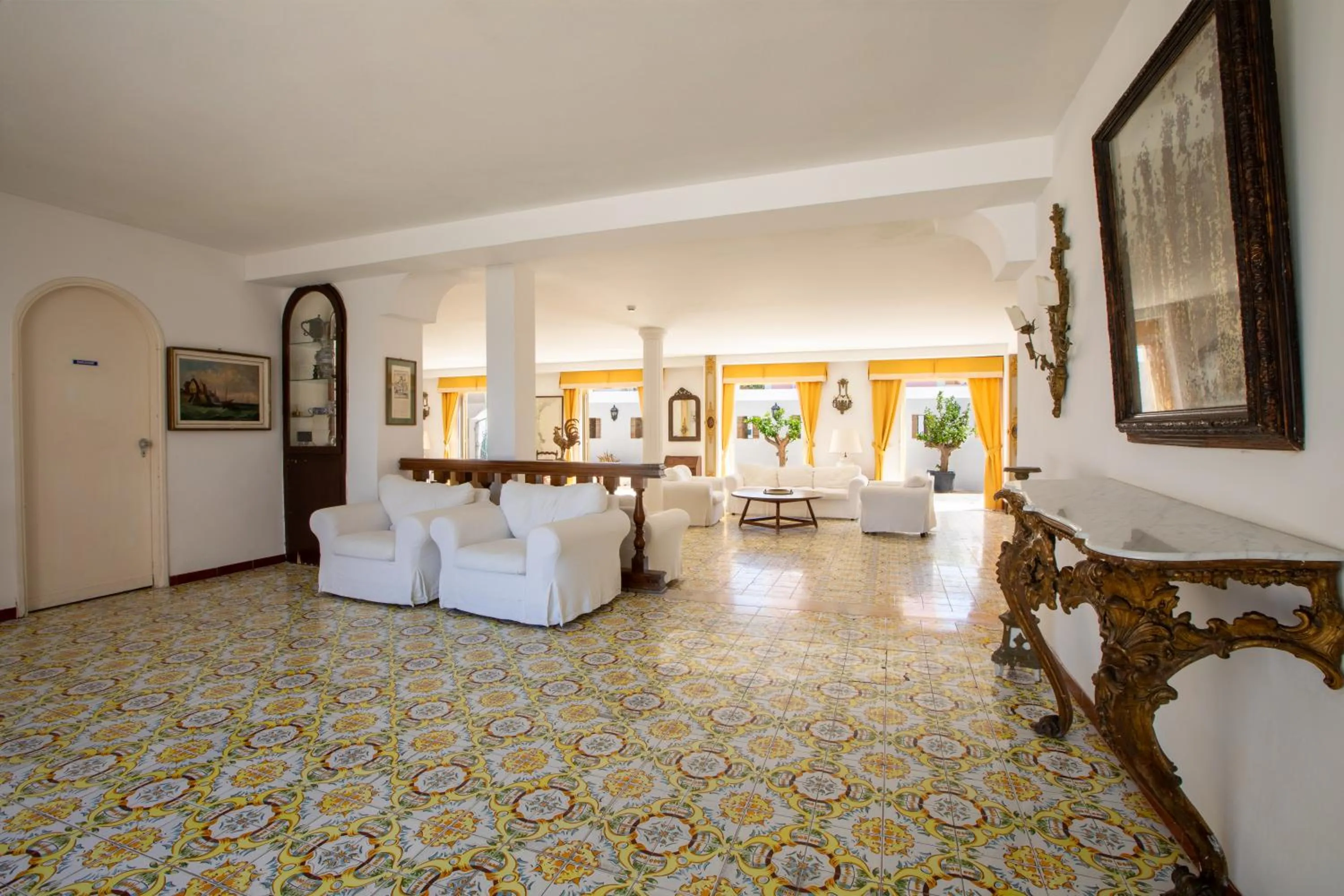 Communal lounge/ TV room in Hotel Torre Dei Borboni