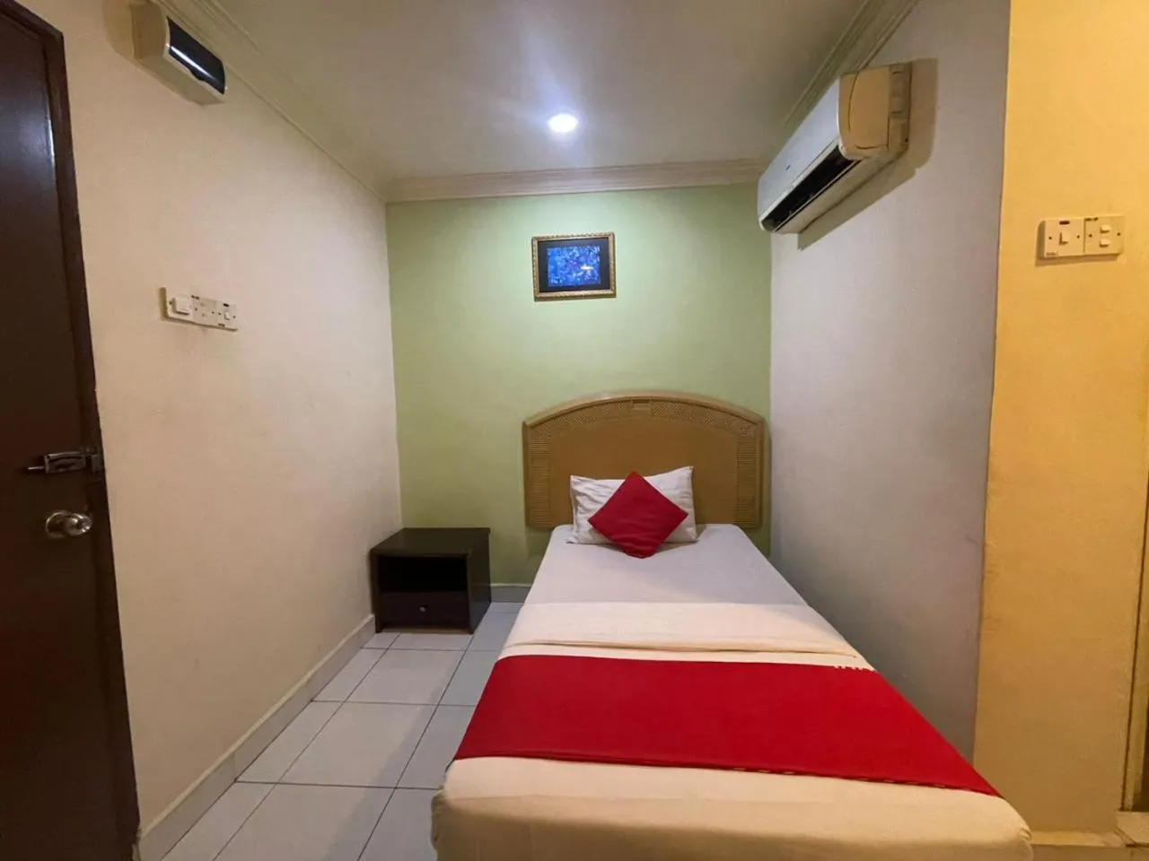 Photo of the whole room in HOTEL SAHARA INN BATU CAVES