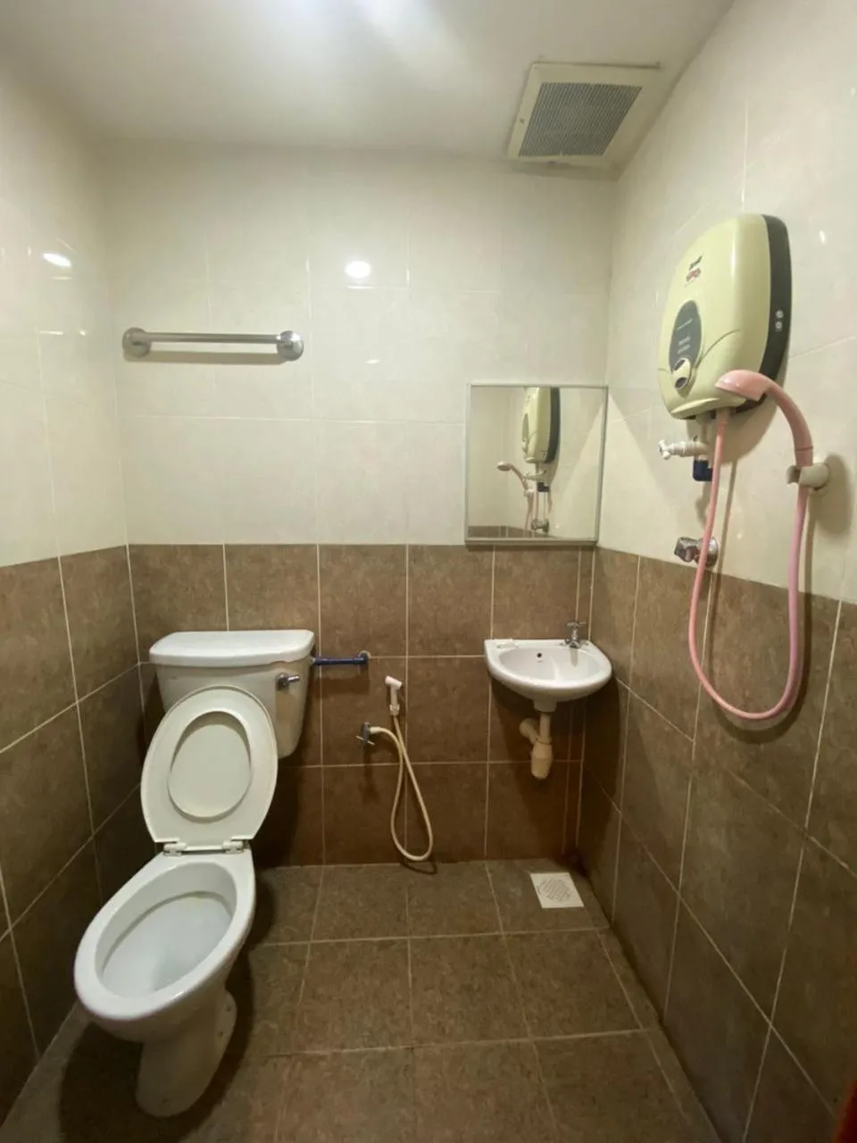 Shower in HOTEL SAHARA INN BATU CAVES