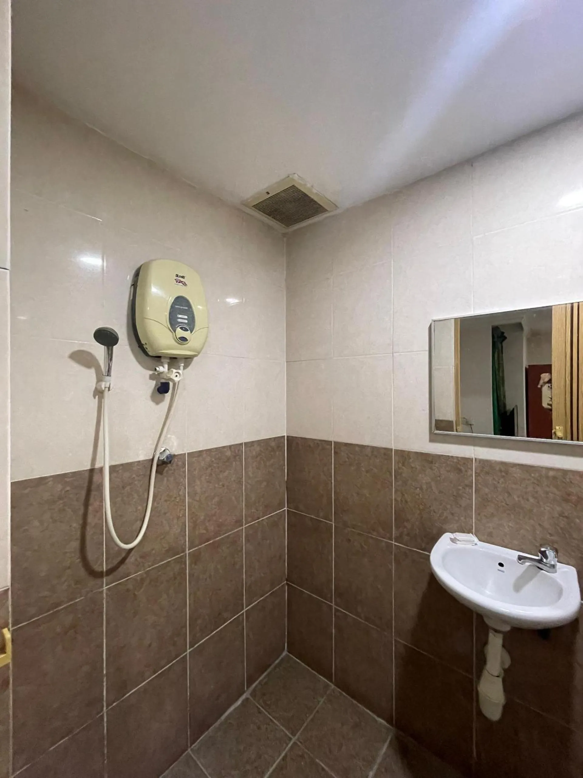 Shower in HOTEL SAHARA INN BATU CAVES