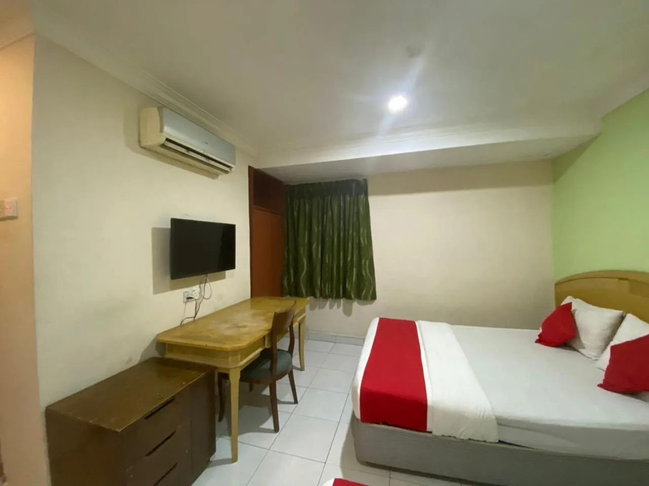 Bed in HOTEL SAHARA INN BATU CAVES