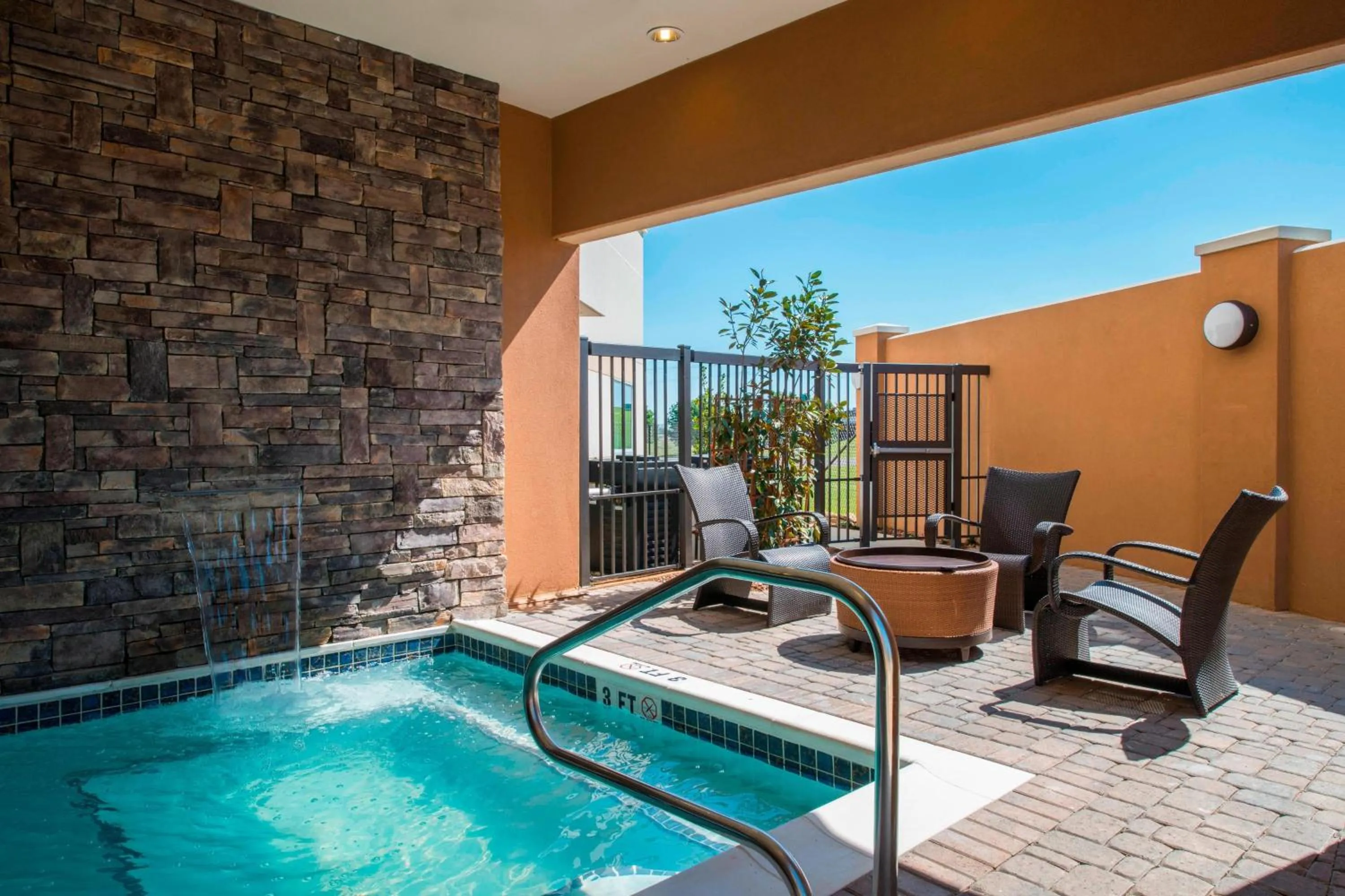 Swimming pool in Courtyard by Marriott Columbus