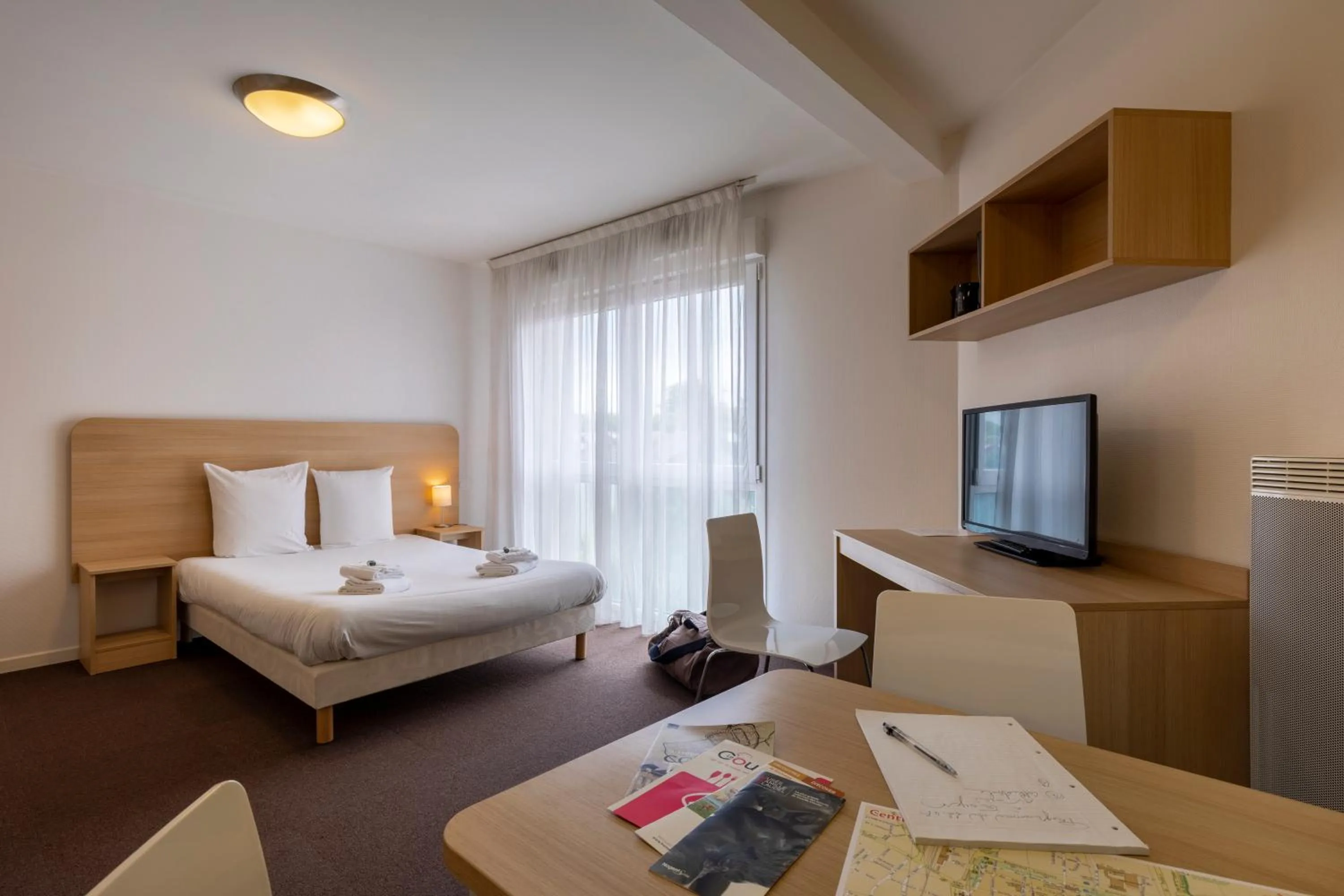TV and multimedia in Kosy Appart'hotels Troyes City & Park
