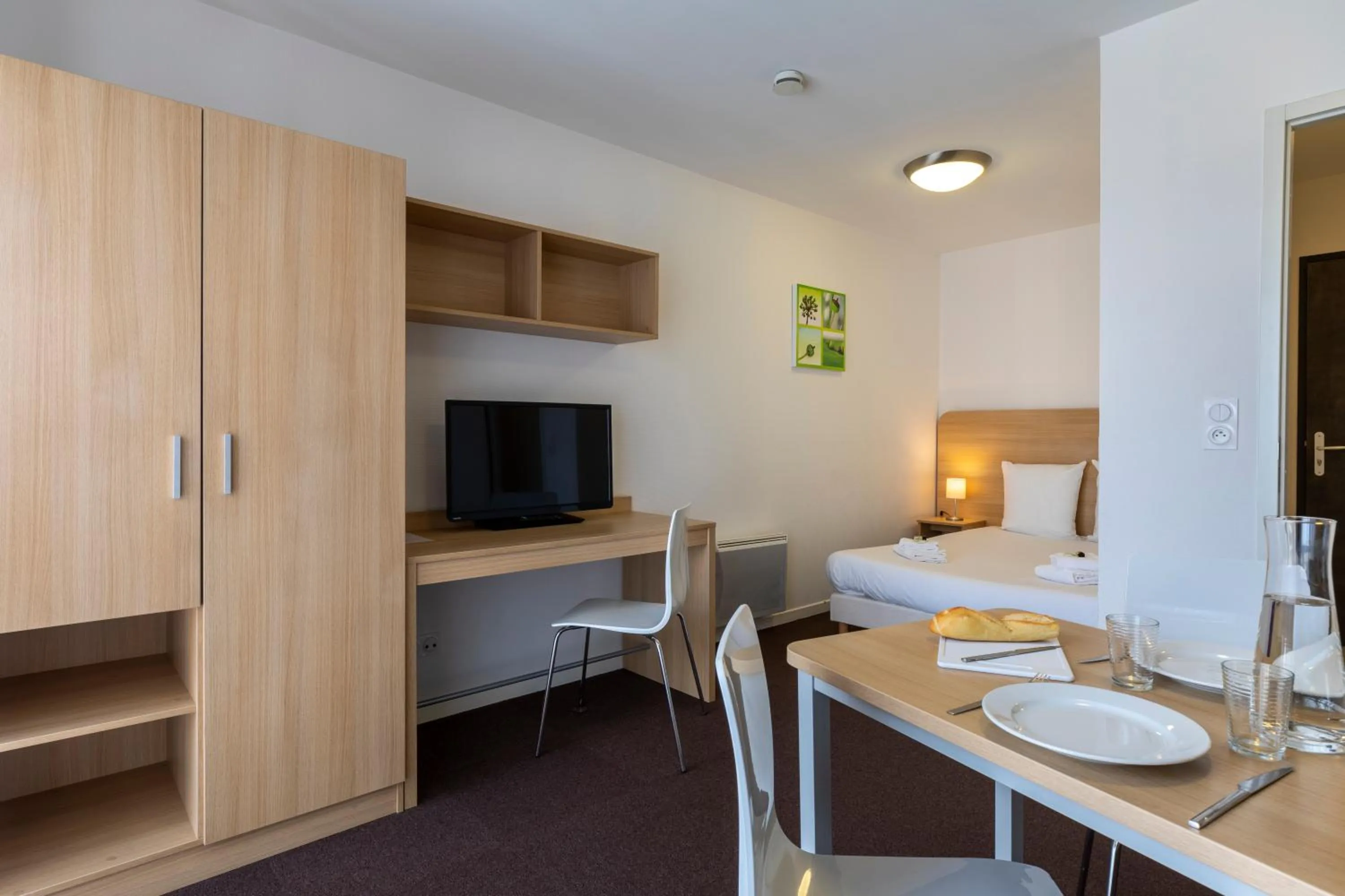 TV and multimedia in Kosy Appart'hotels Troyes City & Park