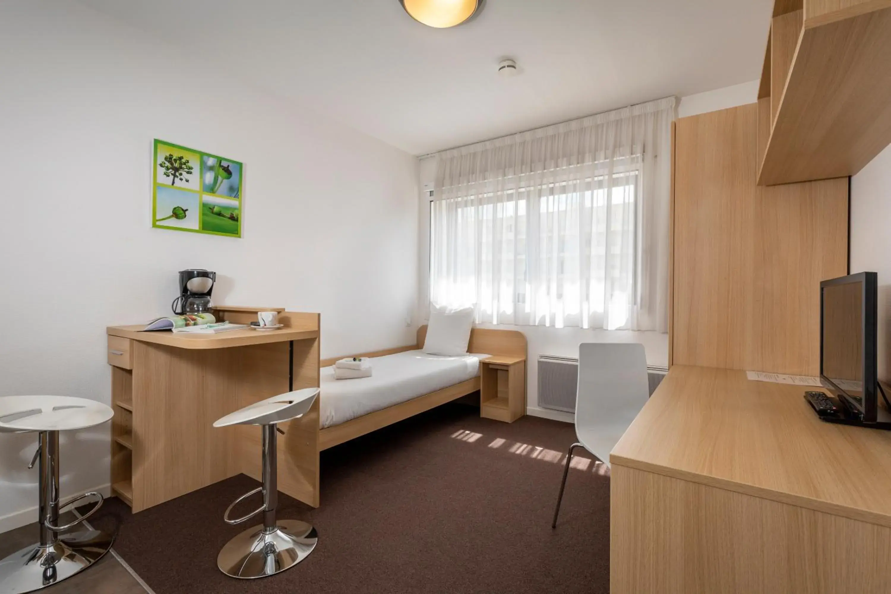 Photo of the whole room in Kosy Appart'hotels Troyes City & Park Photo of the whole room in Kosy Appart'hotels Troyes City & Park