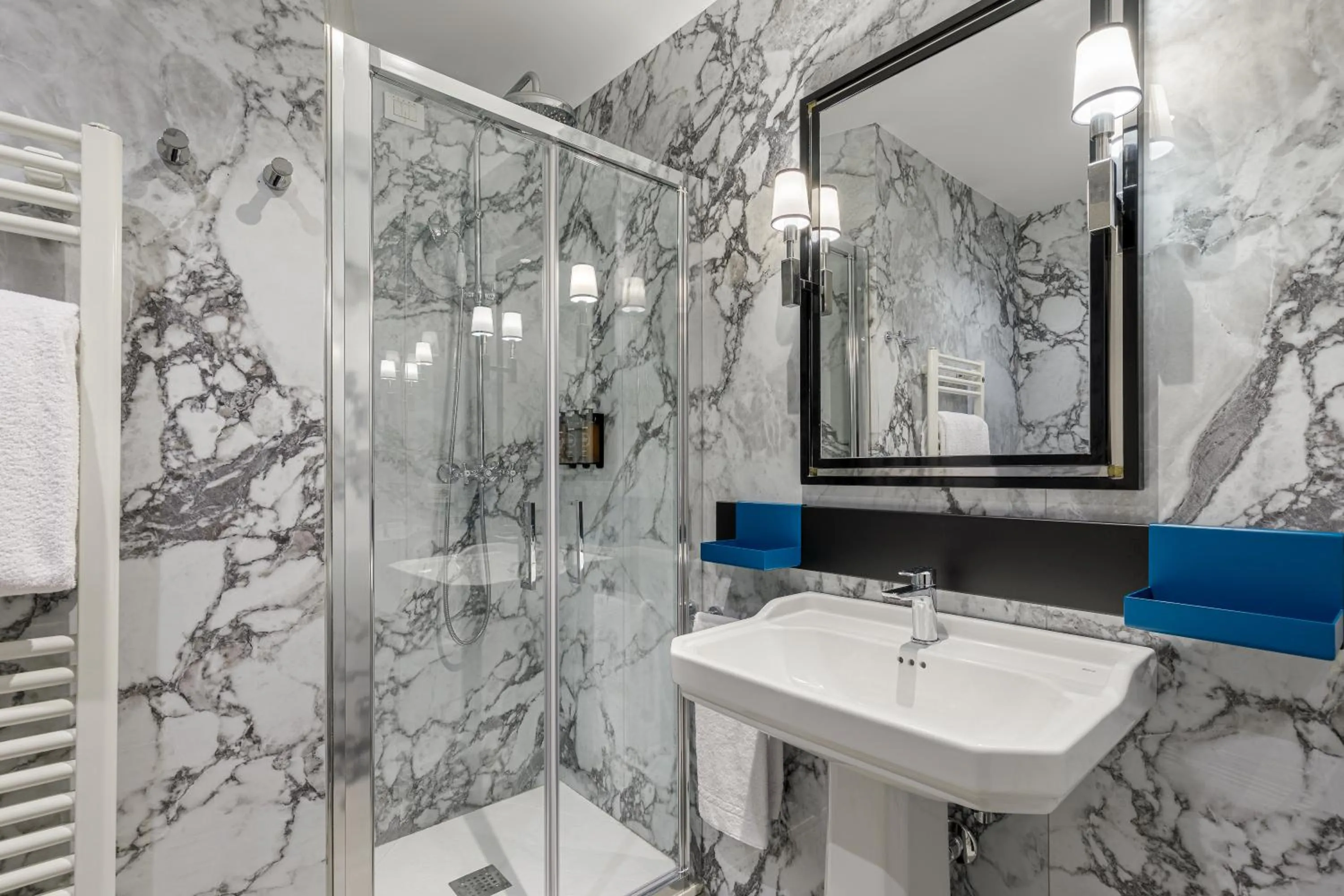 Shower in Room Mate Luca, Florence