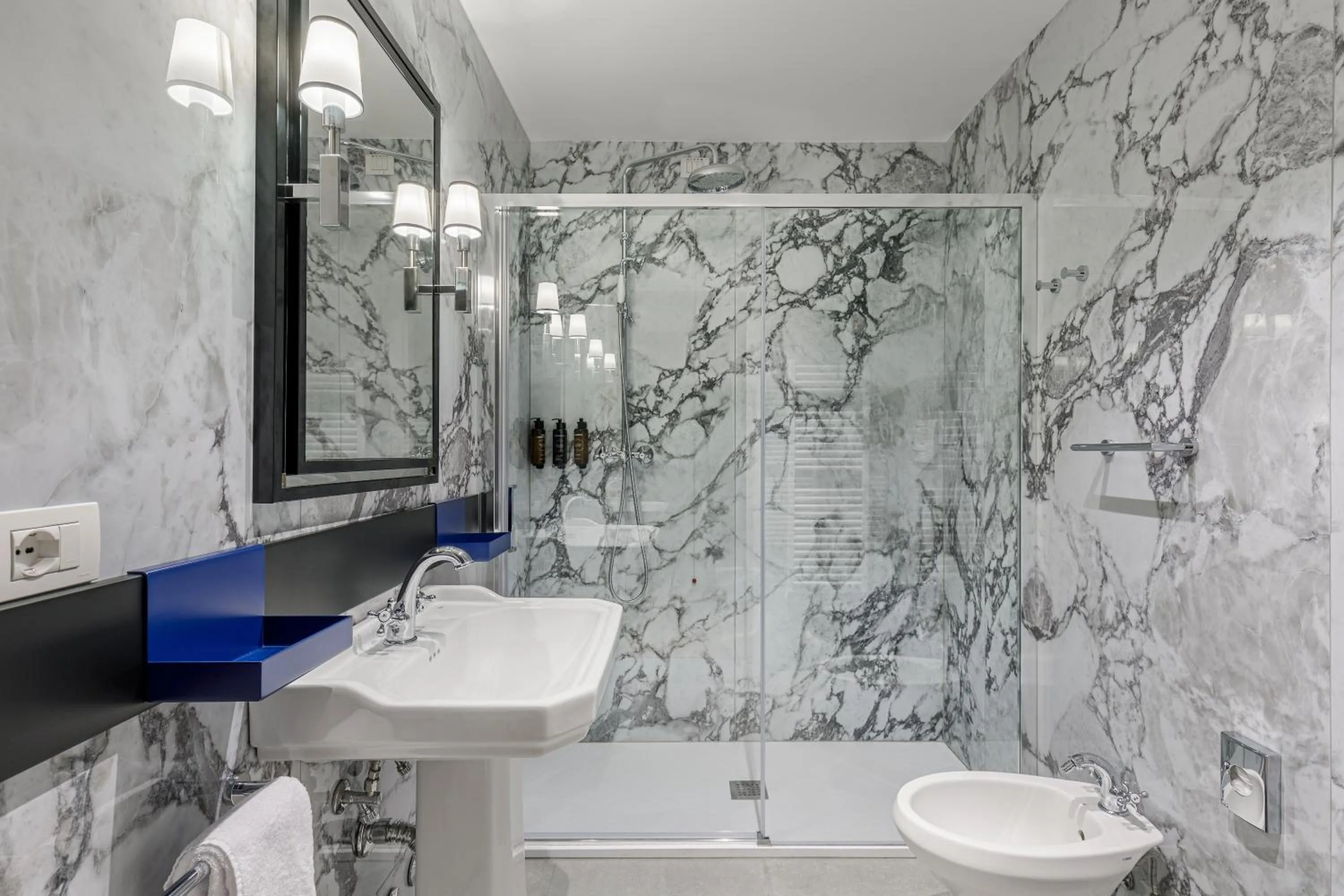 Shower in Room Mate Luca, Florence