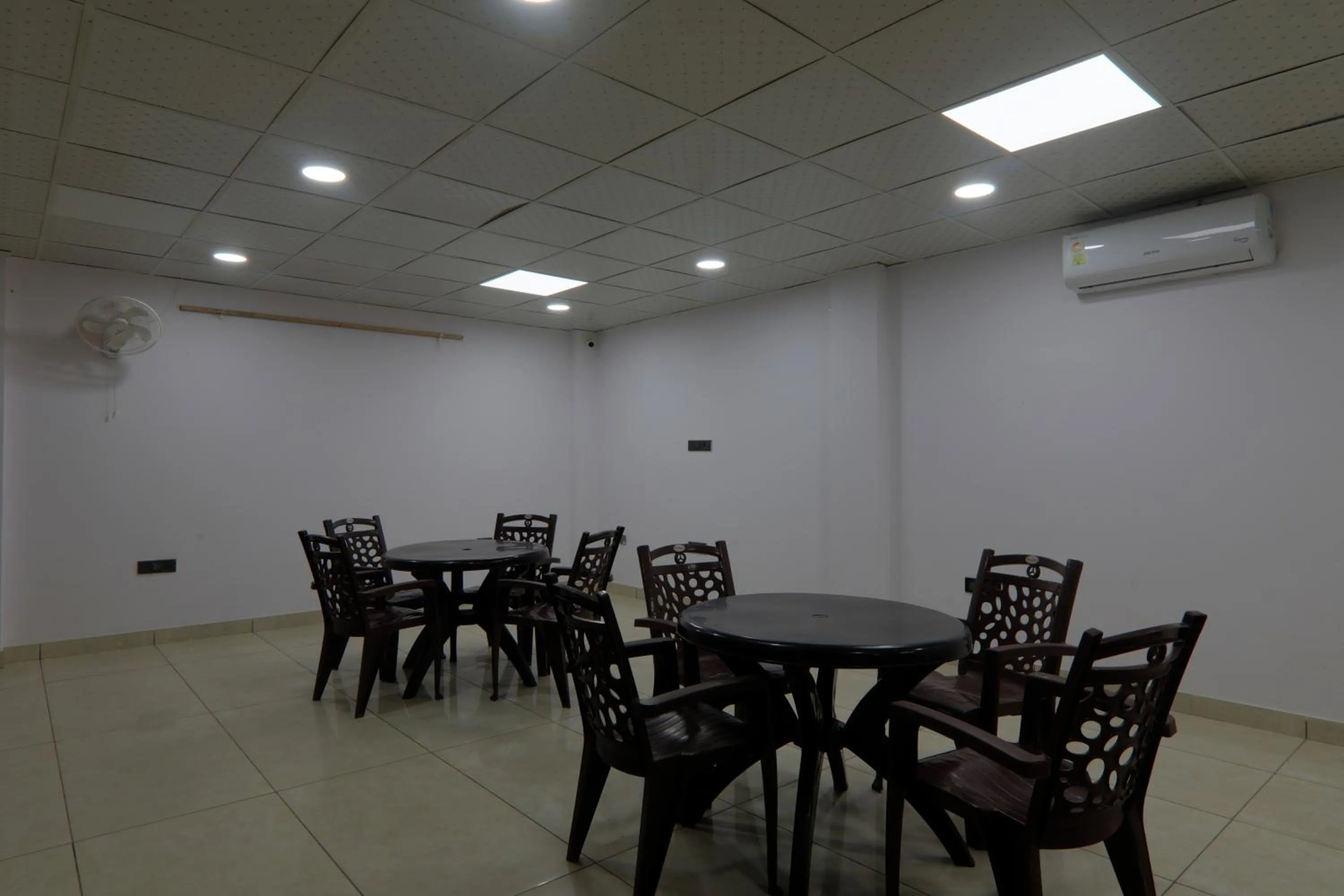 Restaurant/places to eat in Shri Tirupati Residency