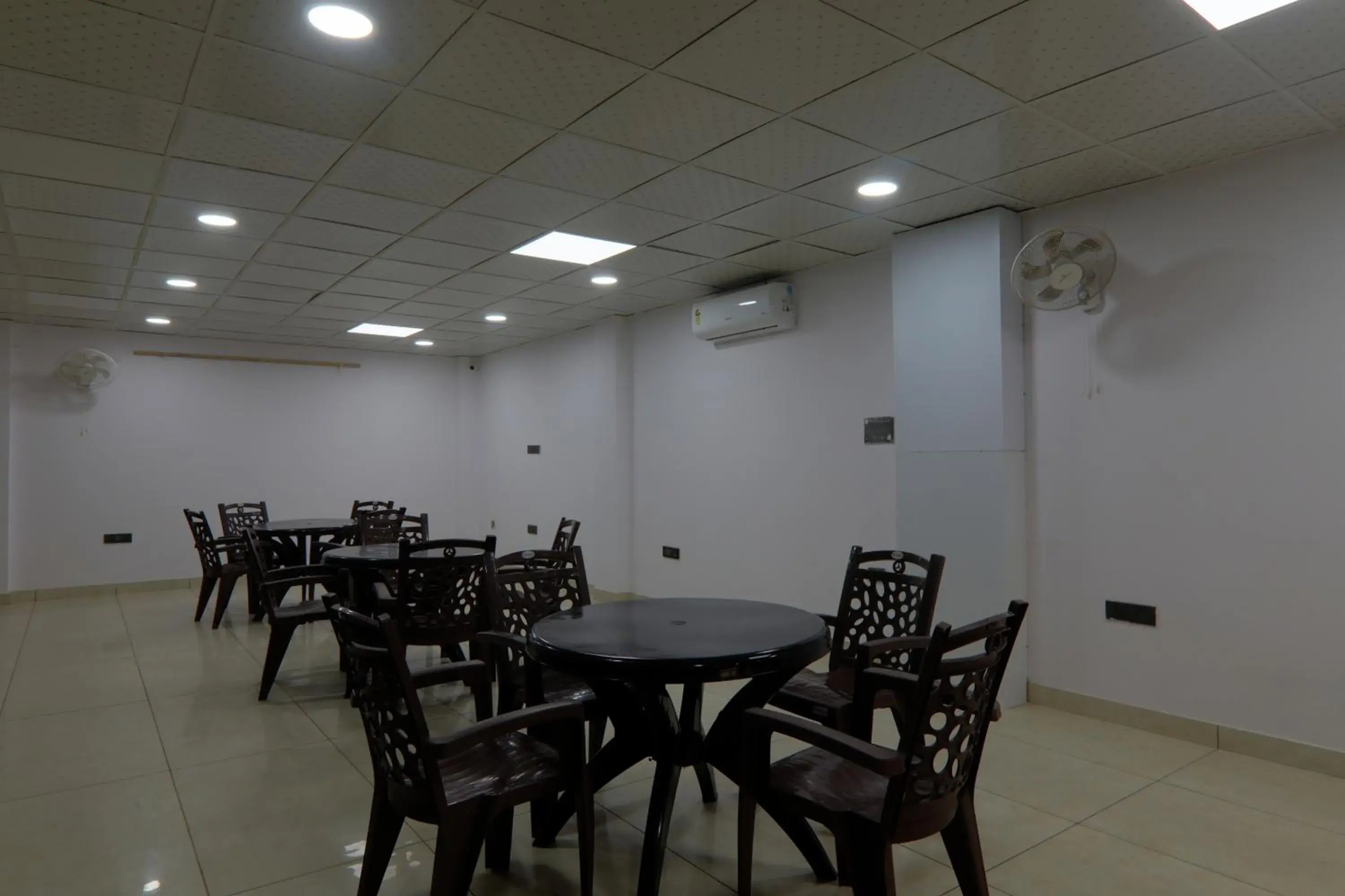 Restaurant/places to eat in Shri Tirupati Residency Restaurant/places to eat in Shri Tirupati Residency