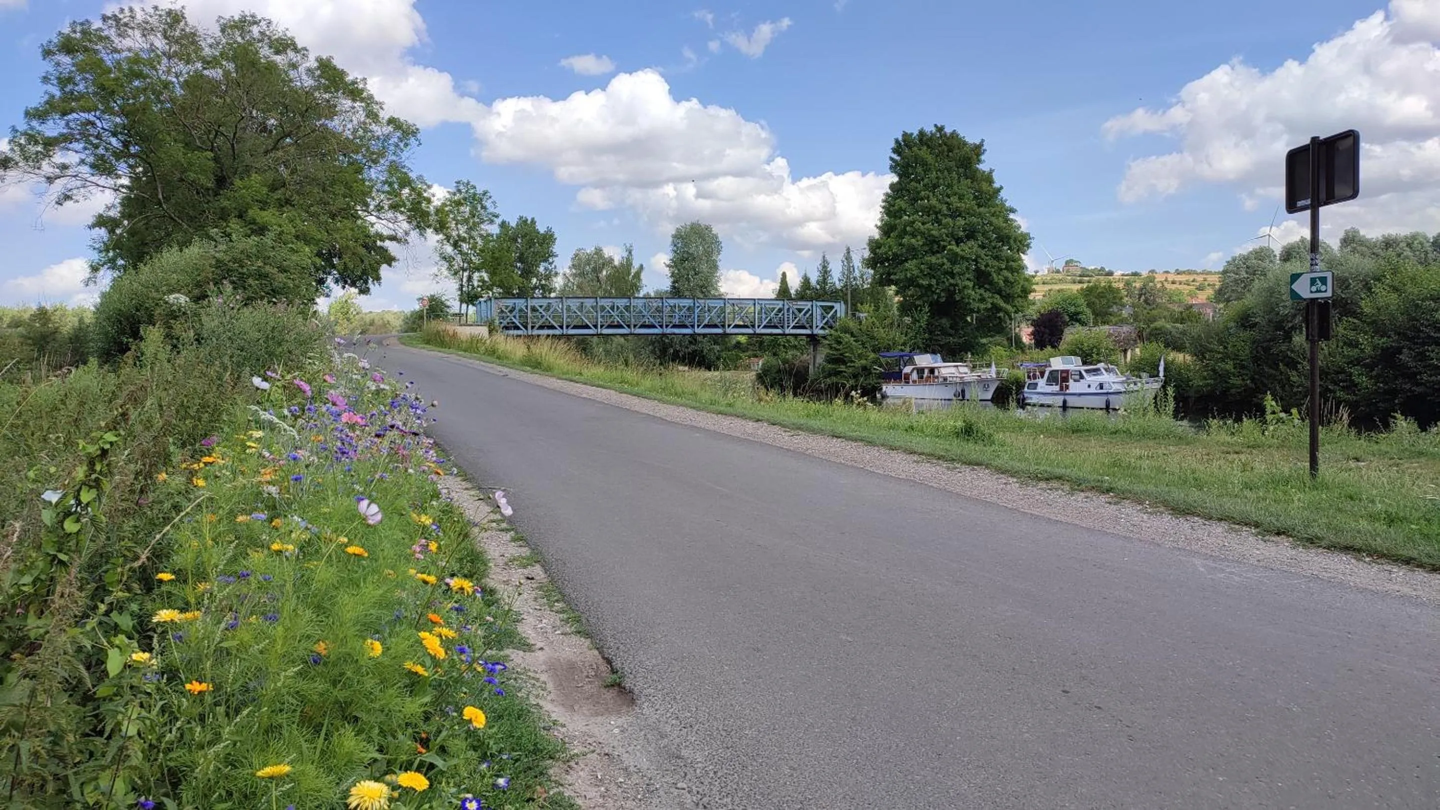 View (from property/room) in Sealov- Nuit sur un bateau à quai, halte bucolique entre Pont-Remy et Abbeville
