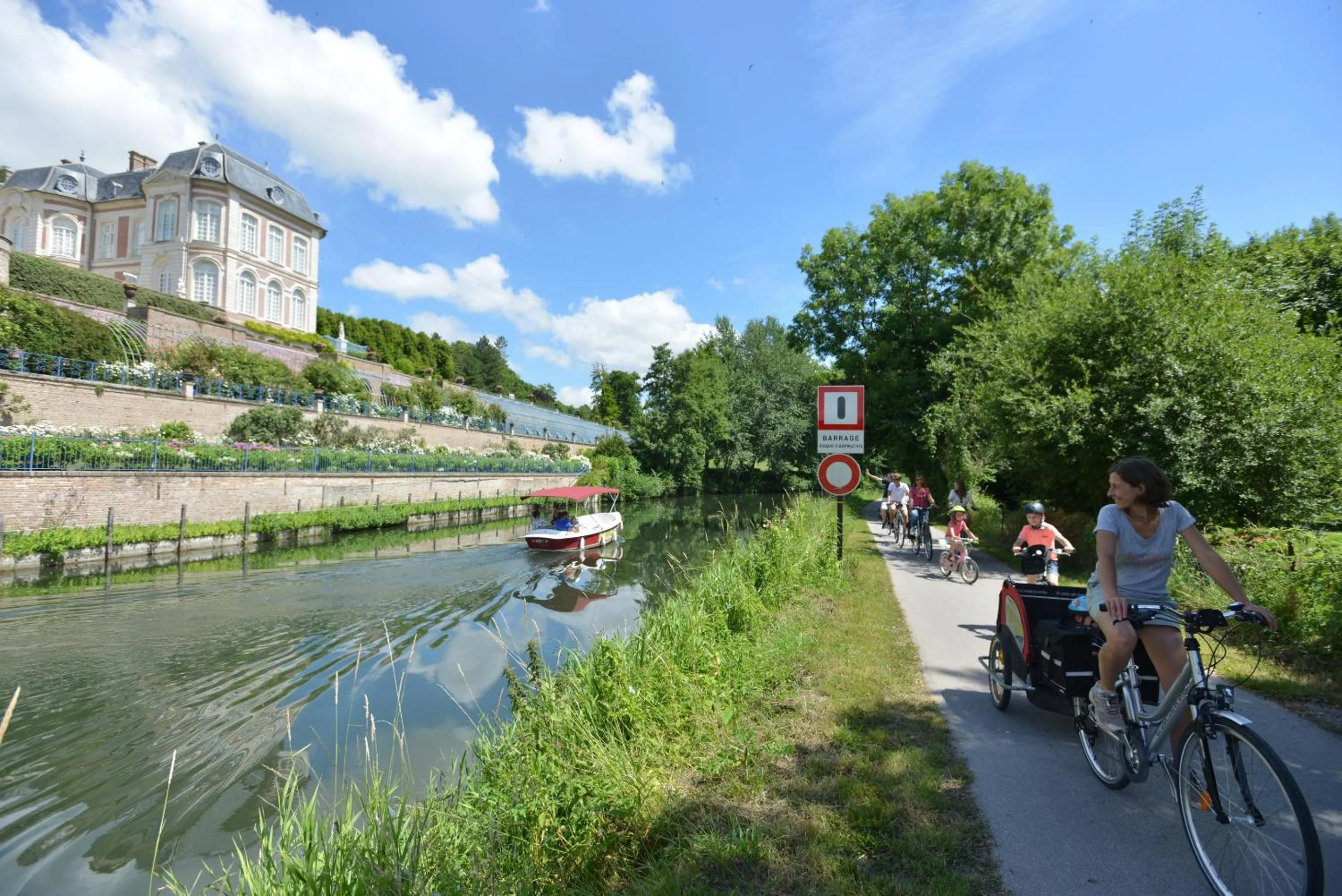 Neighbourhood in Sealov- Nuit sur un bateau à quai, halte bucolique entre Pont-Remy et Abbeville