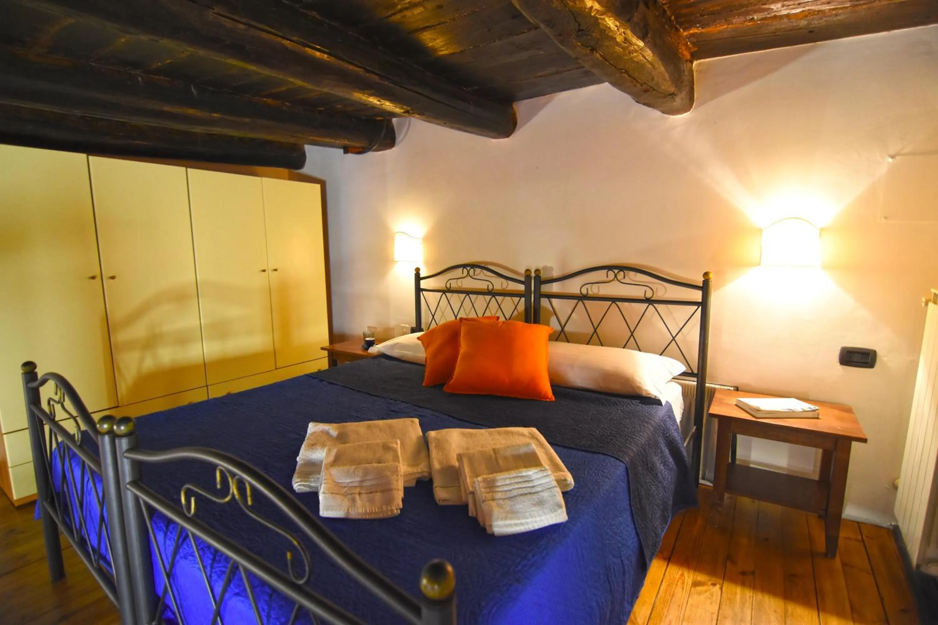 Bedroom, Bed in Case Così Apartments - Napoli