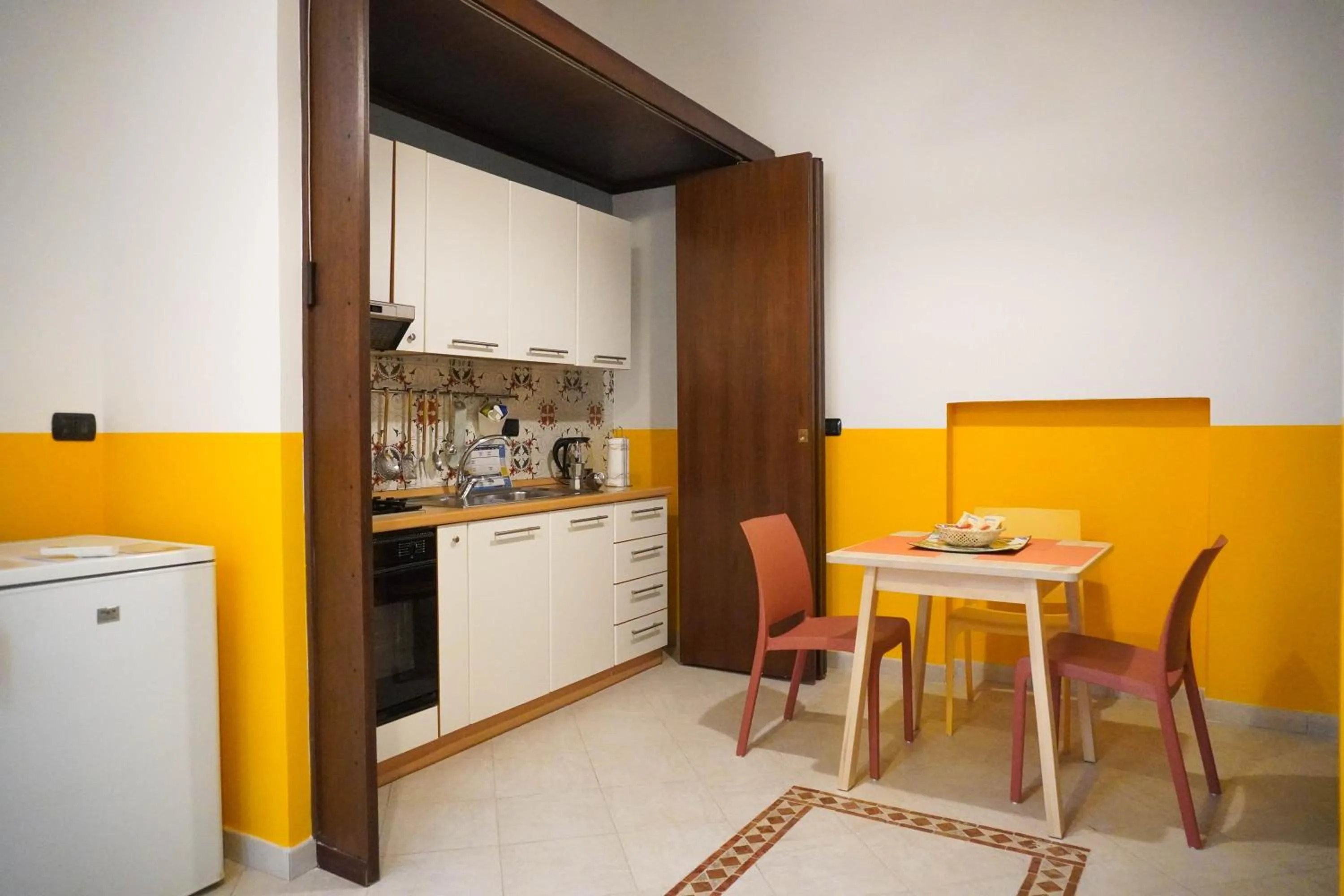 Kitchen or kitchenette in Case Così Apartments - Napoli