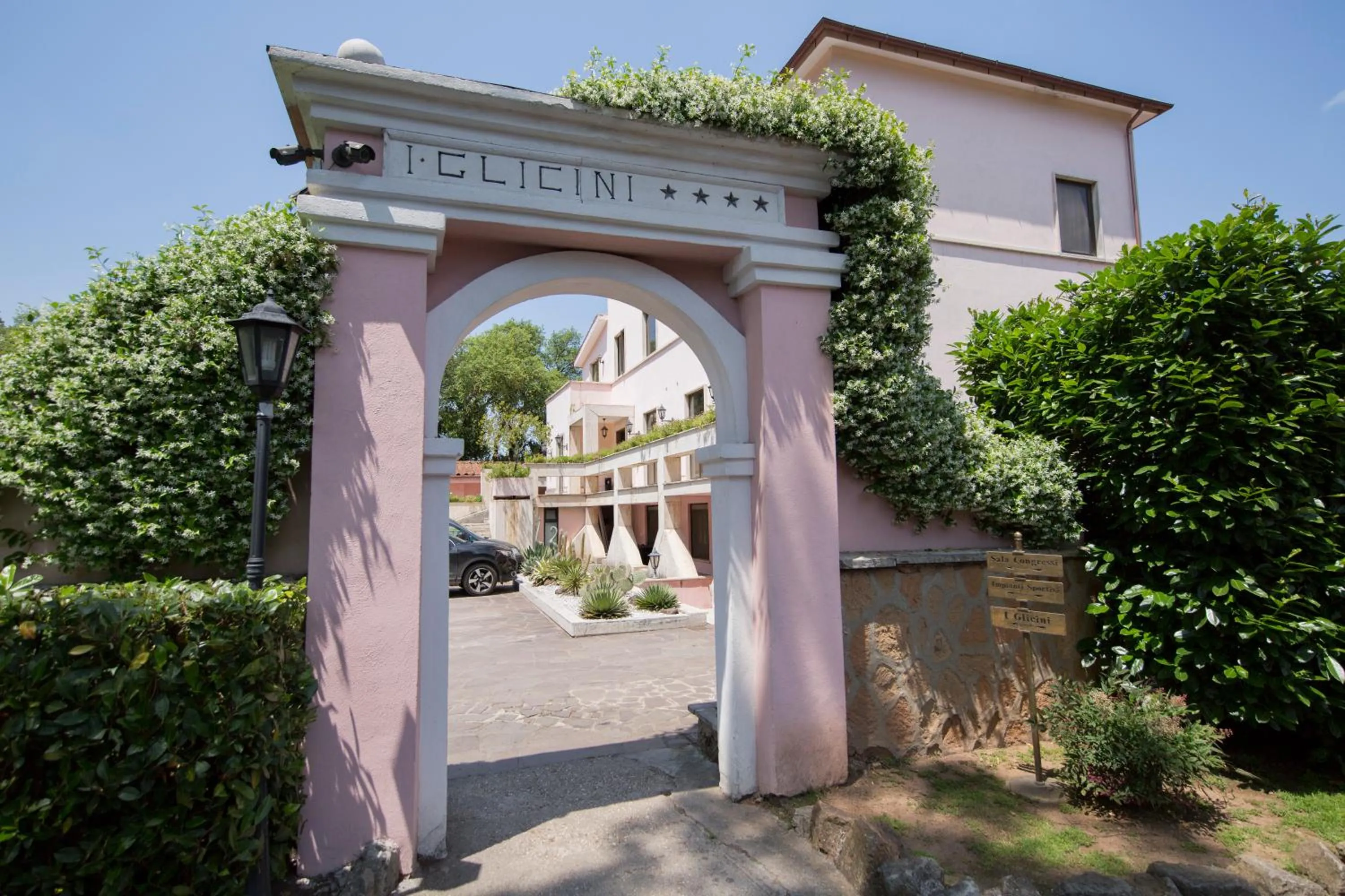Facade/entrance in Mancini Park Hotel
