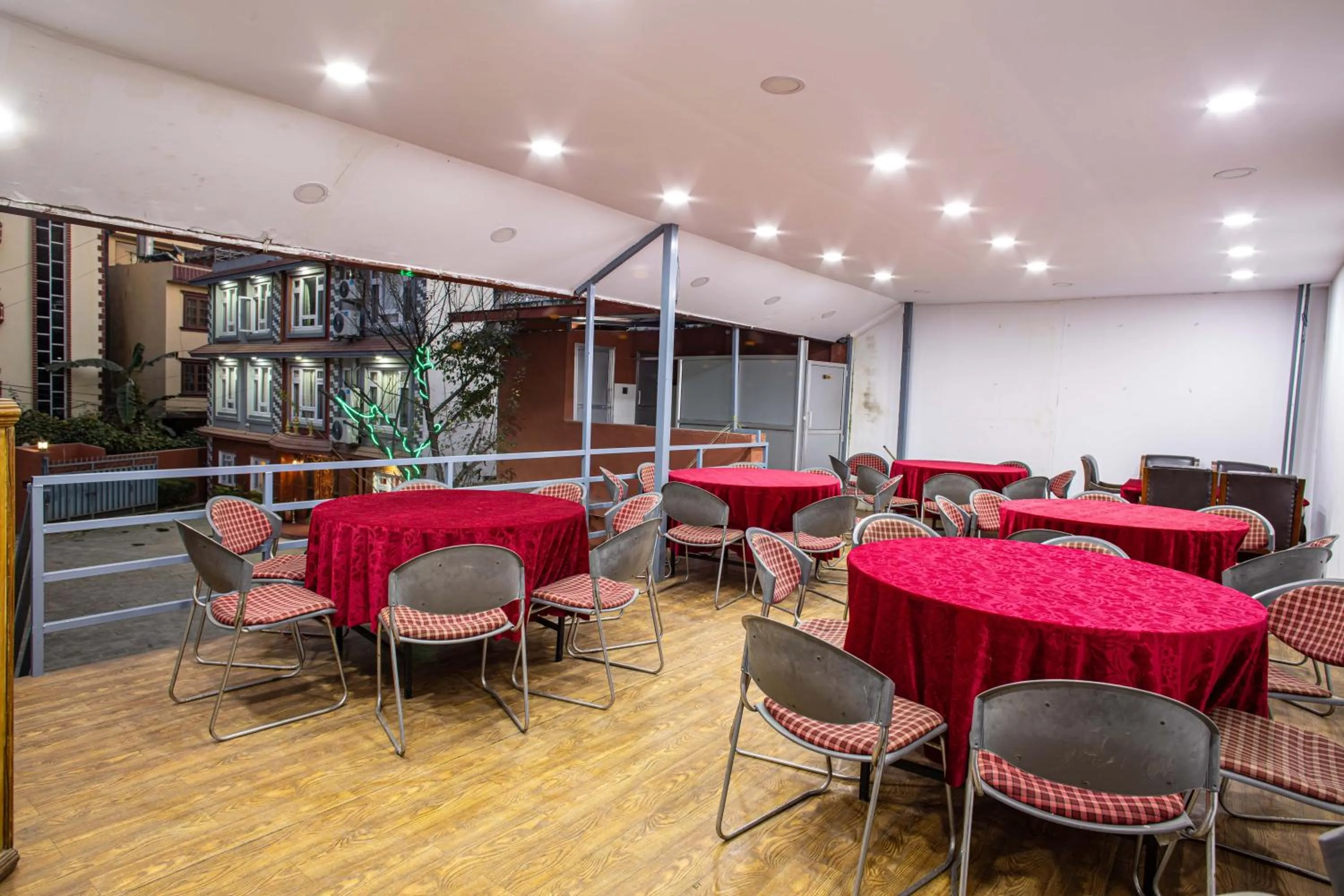 Restaurant/places to eat in Hotel BnB Mhepi