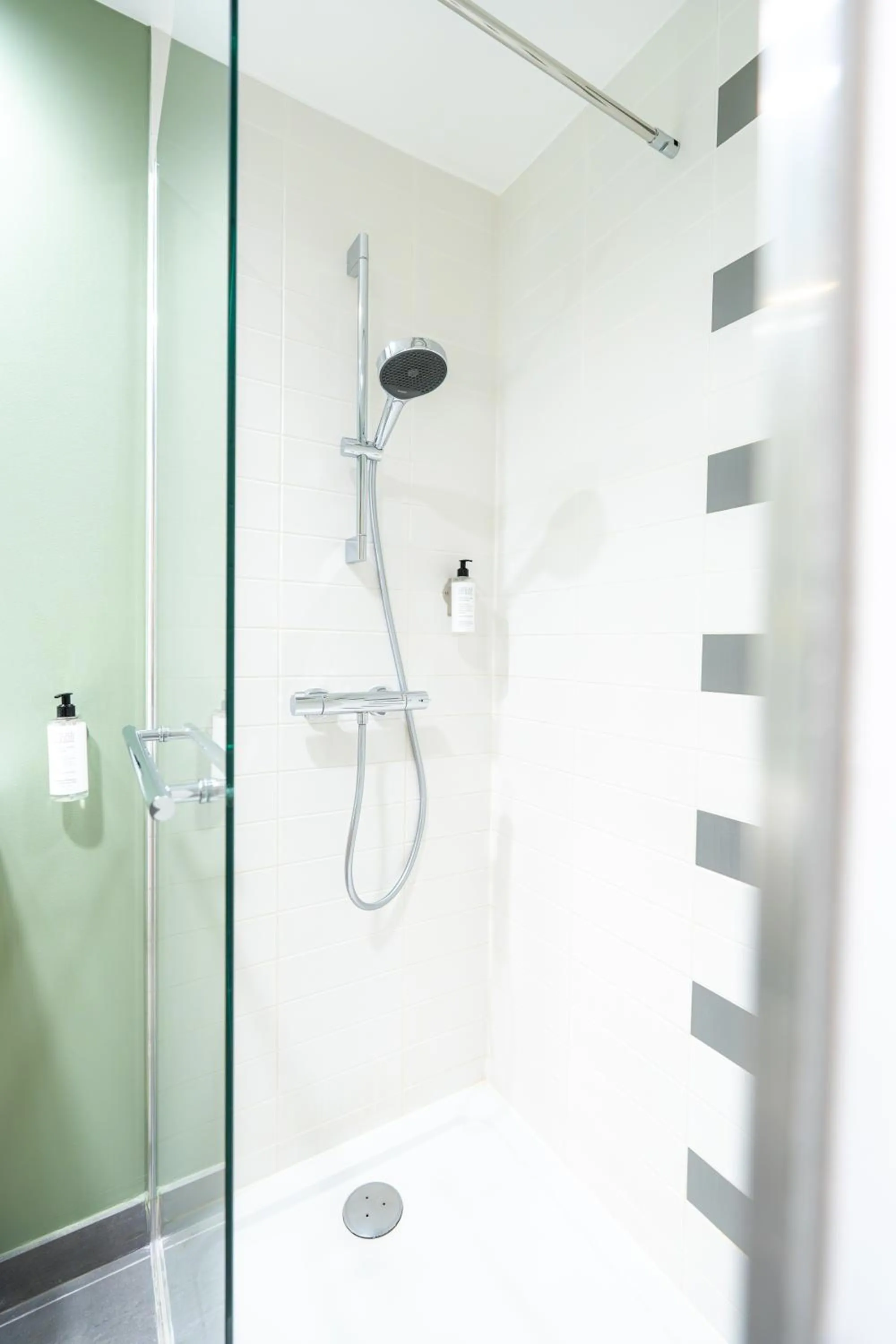 Shower in Hôtel Akena Reims Bezannes