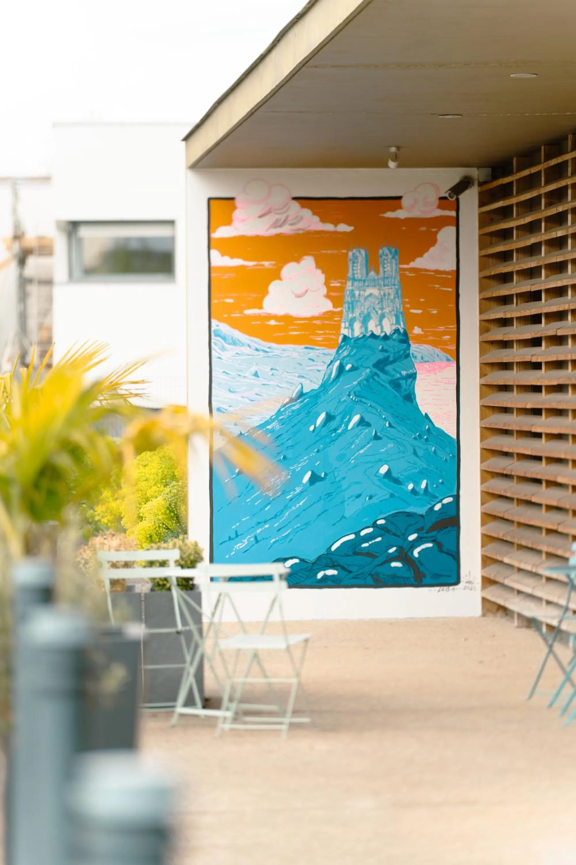 Patio in Hôtel Akena Reims Bezannes