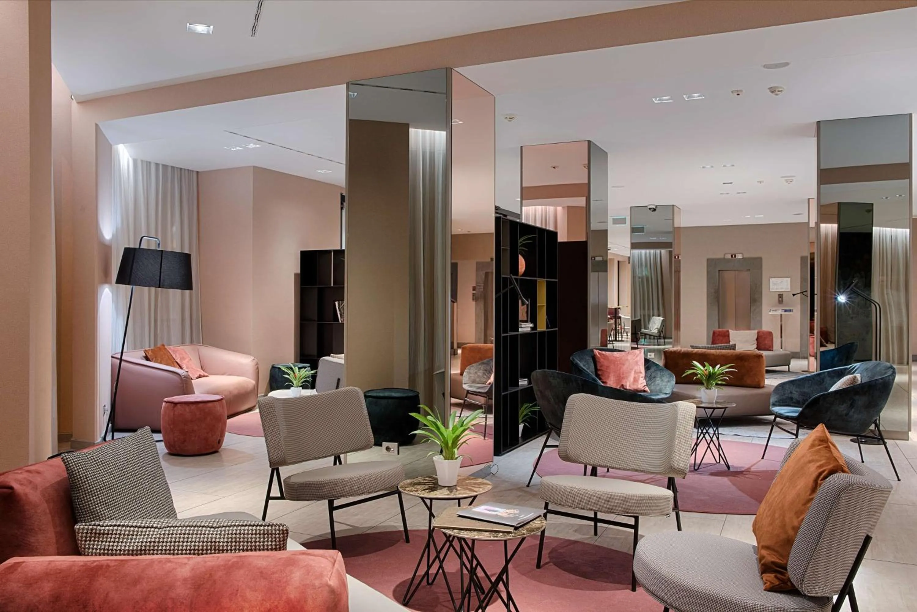 Lobby or reception in NH Bologna De La Gare