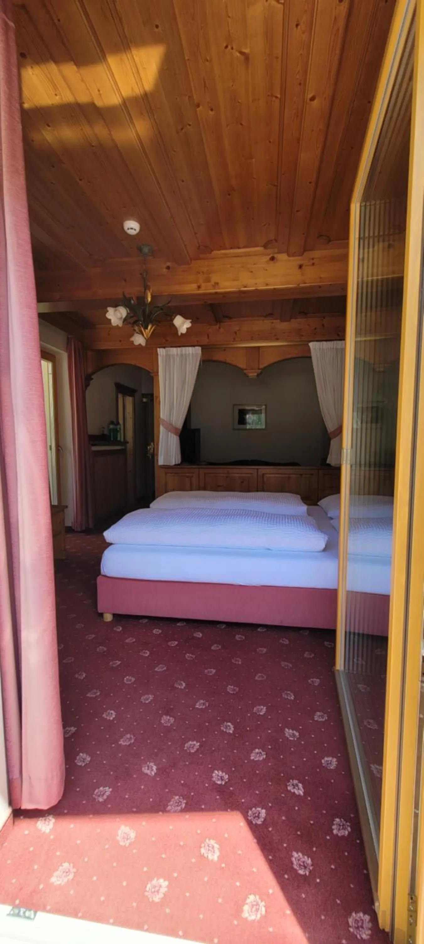 Bedroom, Bed in Hotel Garni Royal