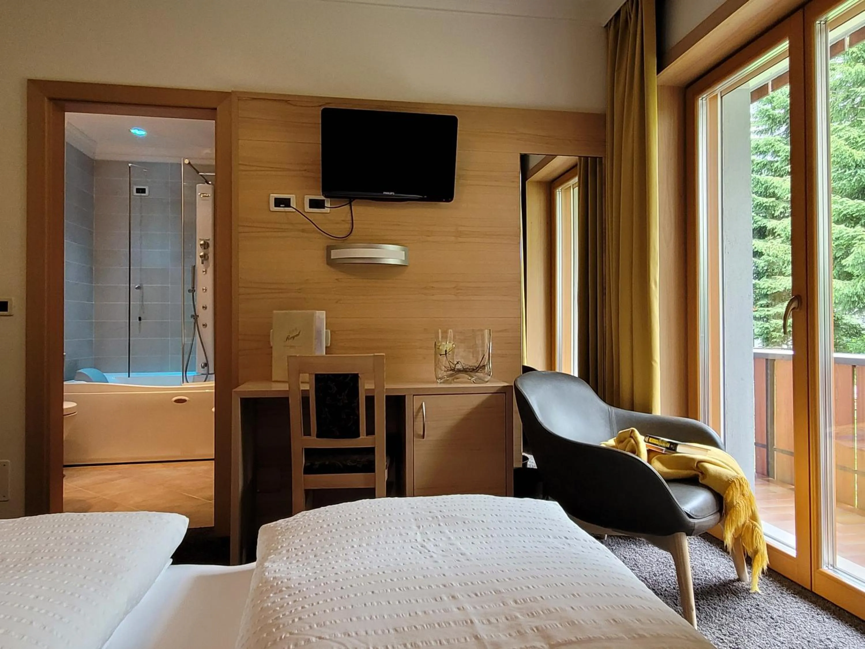 TV and multimedia, Bed in Hotel Garni Royal