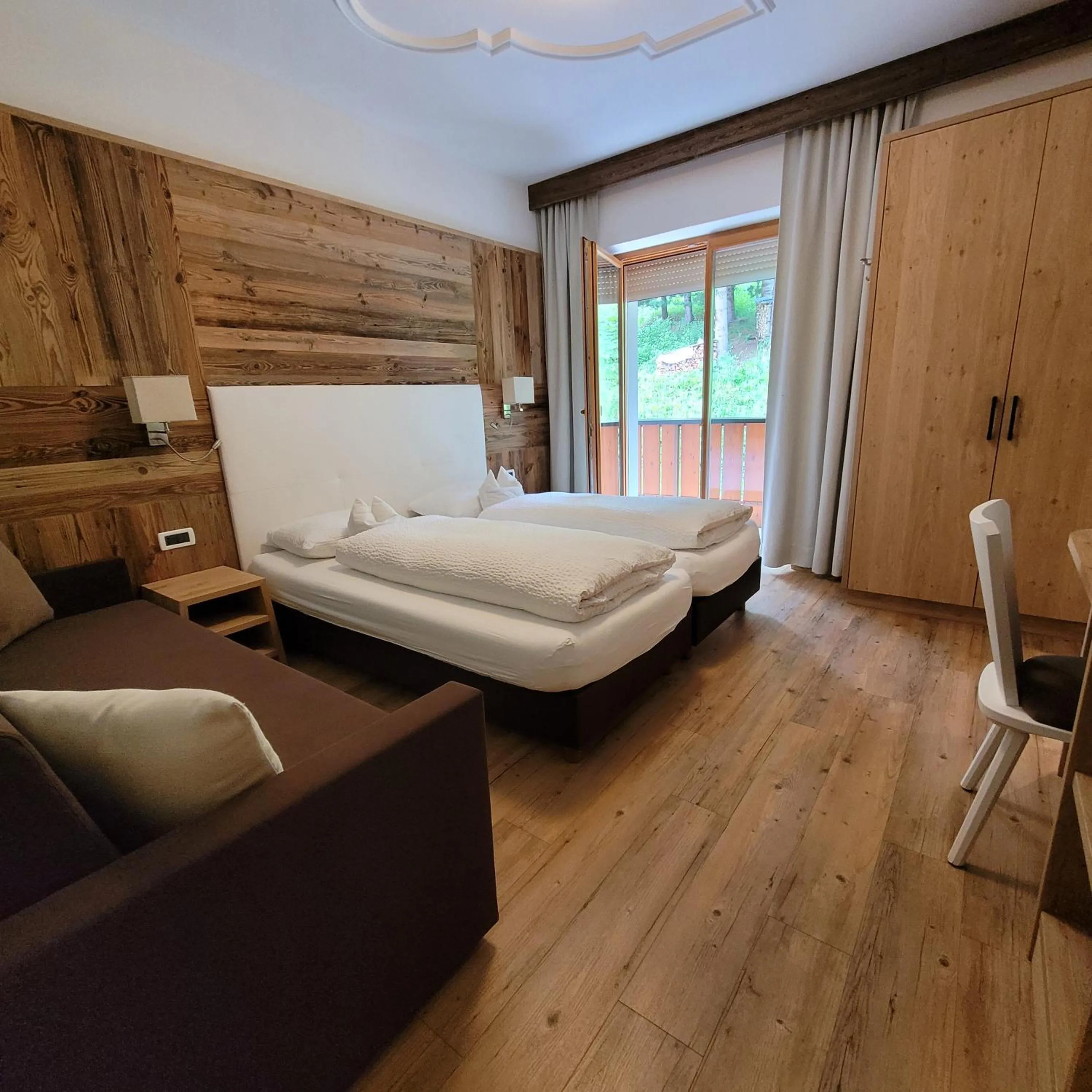 View (from property/room), Bed in Hotel Garni Royal