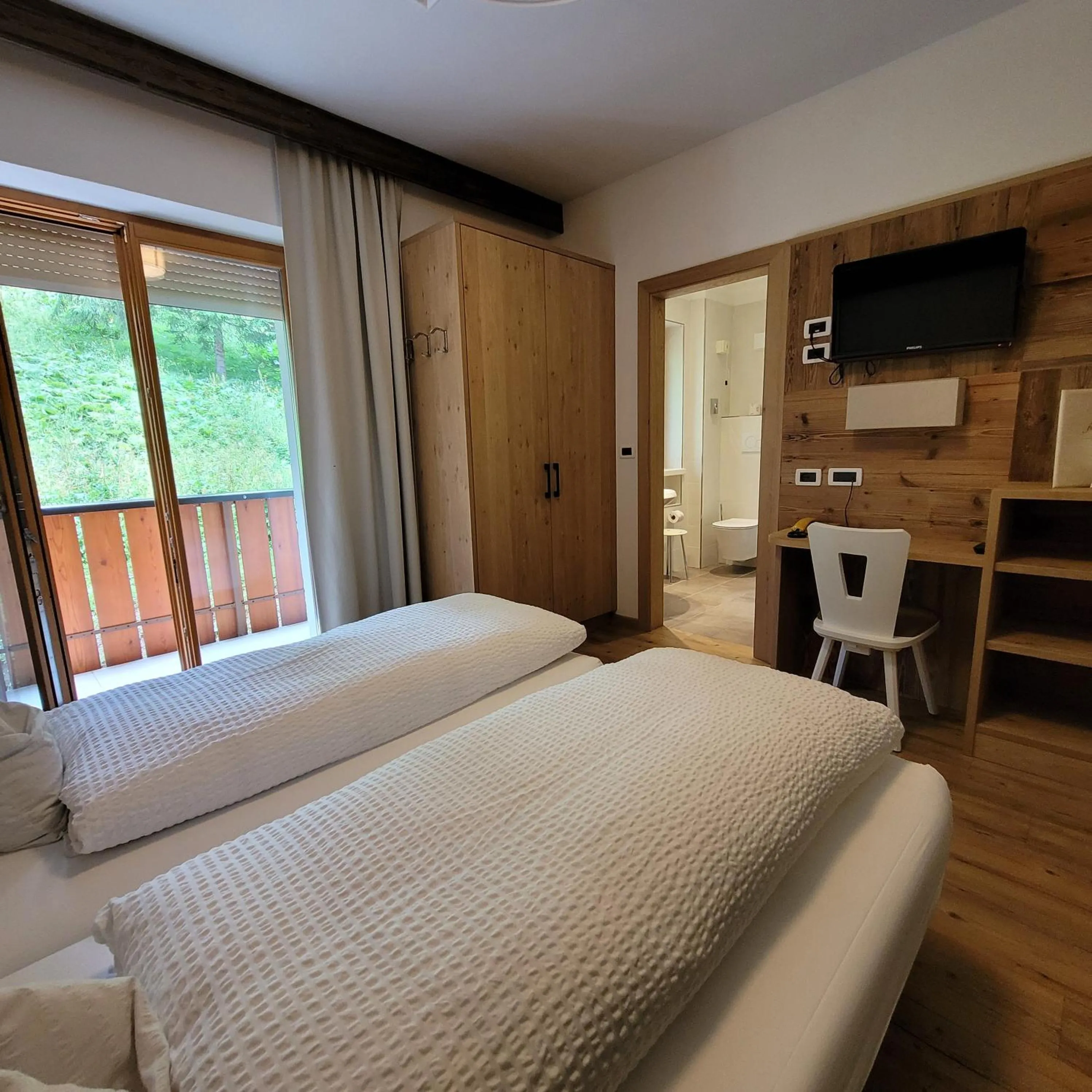 Shower, Bed in Hotel Garni Royal