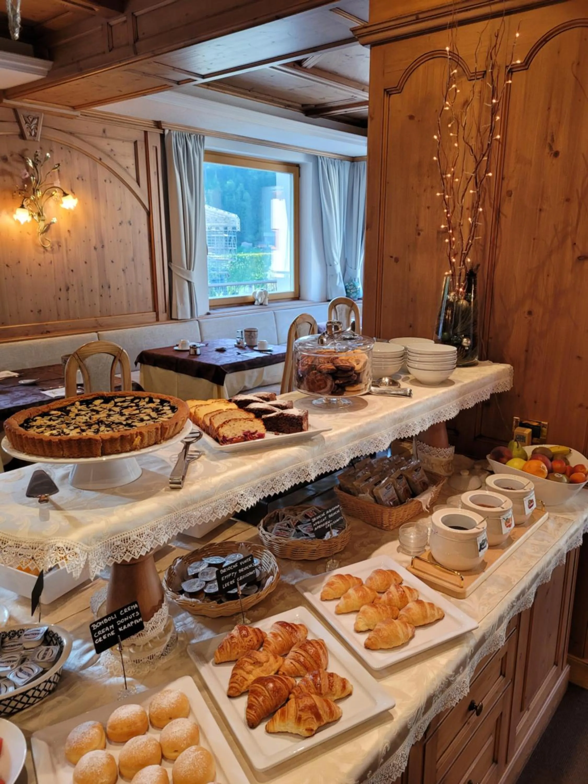 Breakfast in Hotel Garni Royal