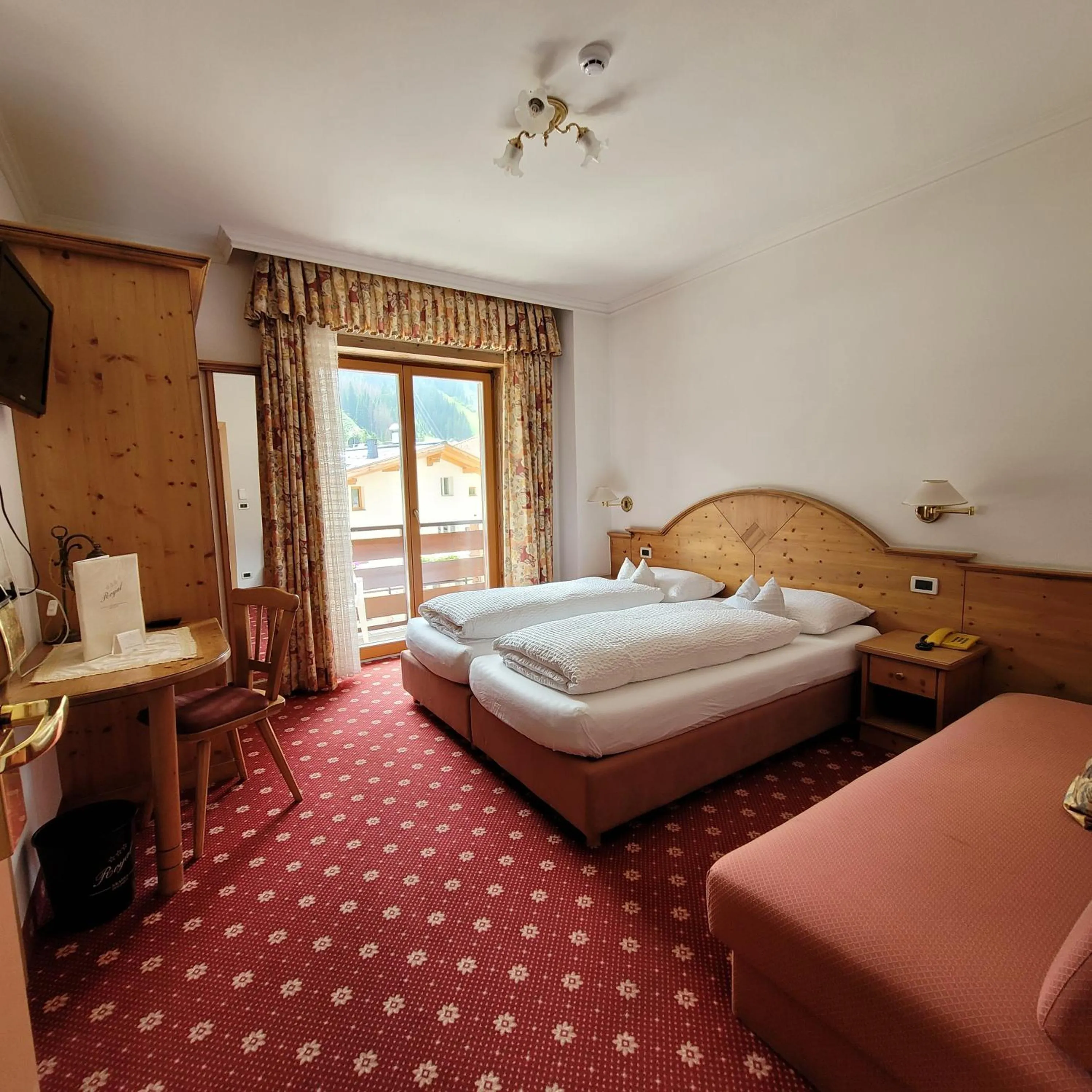 Bedroom, Bed in Hotel Garni Royal
