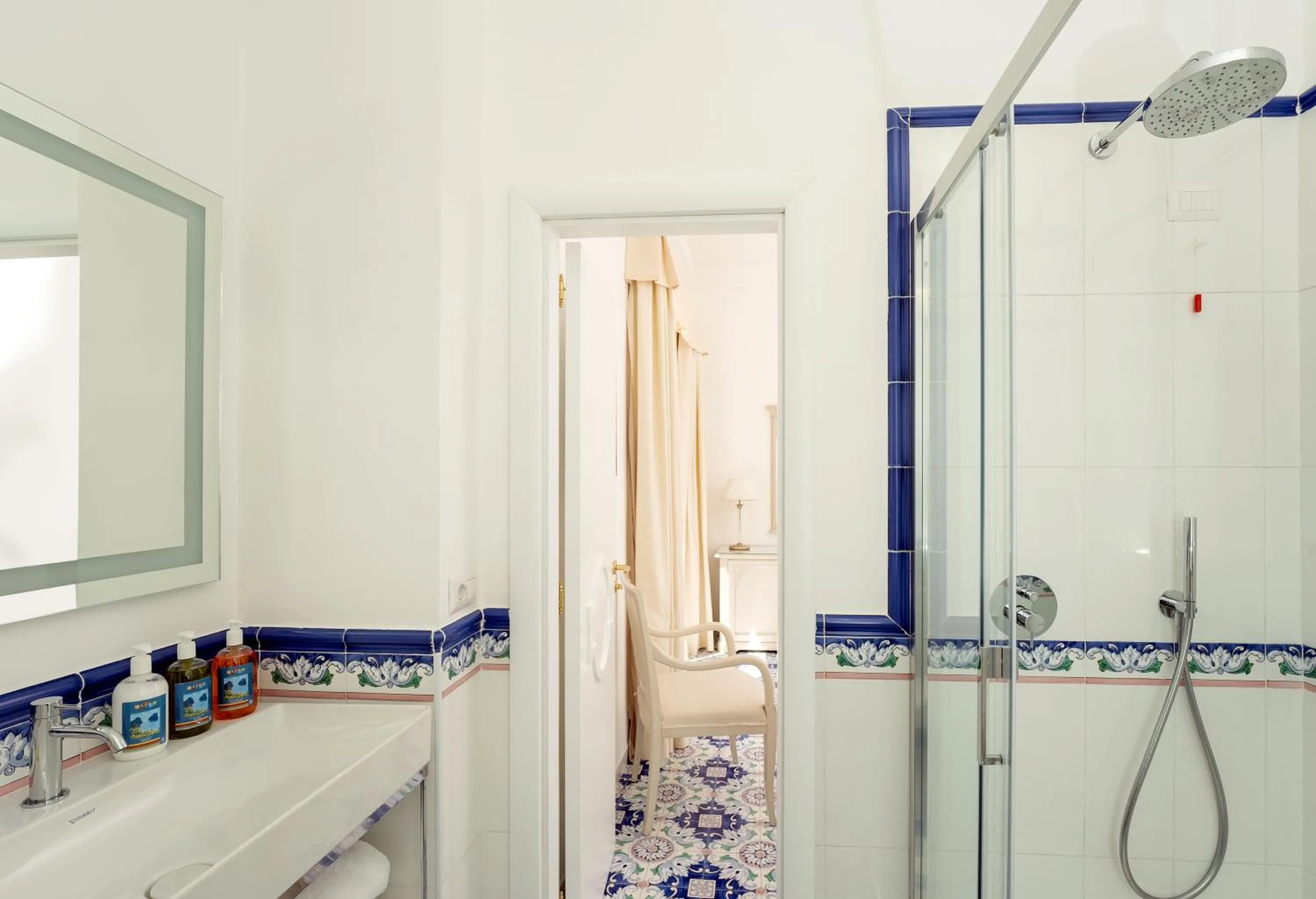 Shower in Hotel Syrene