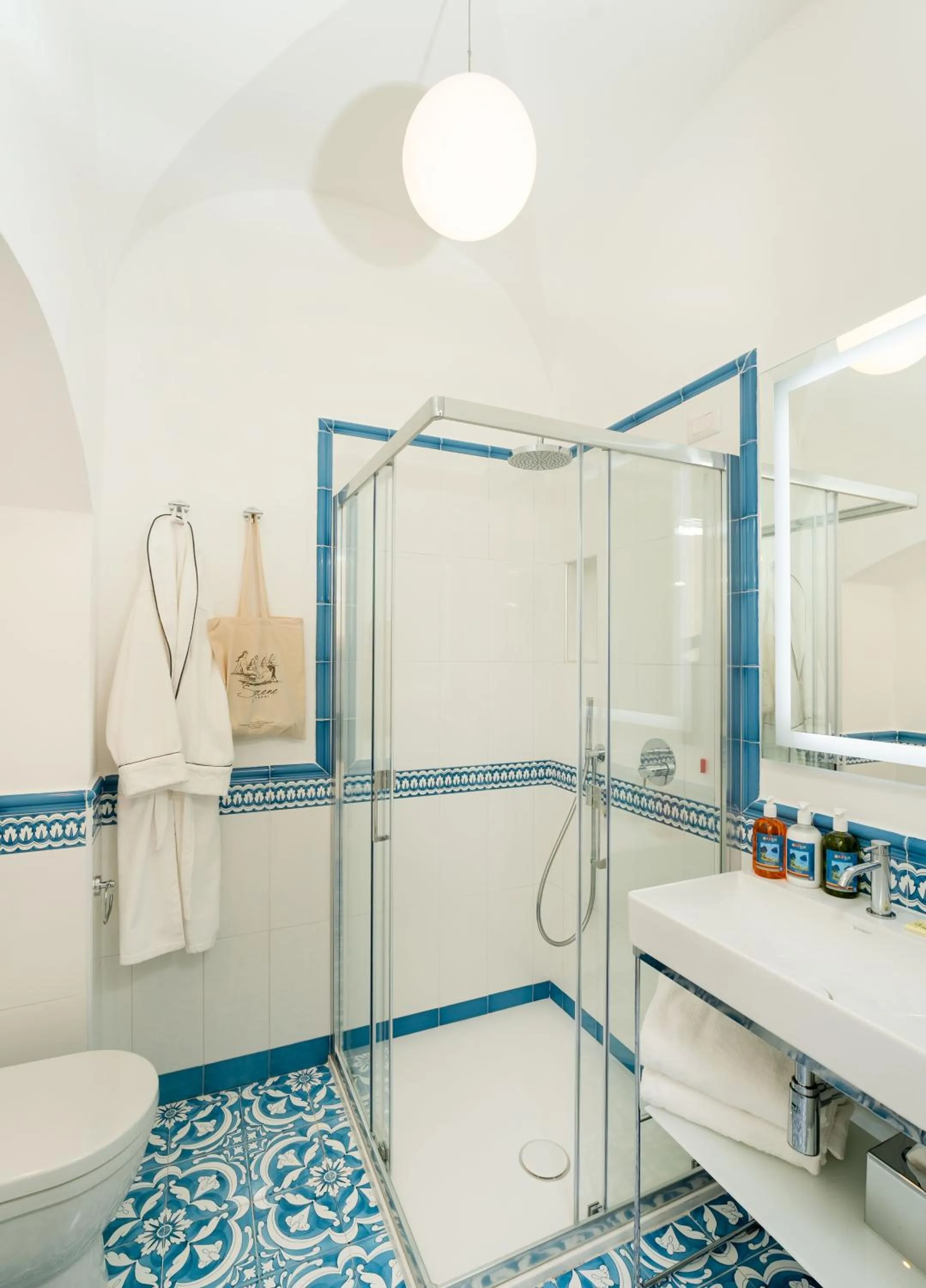 Shower in Hotel Syrene