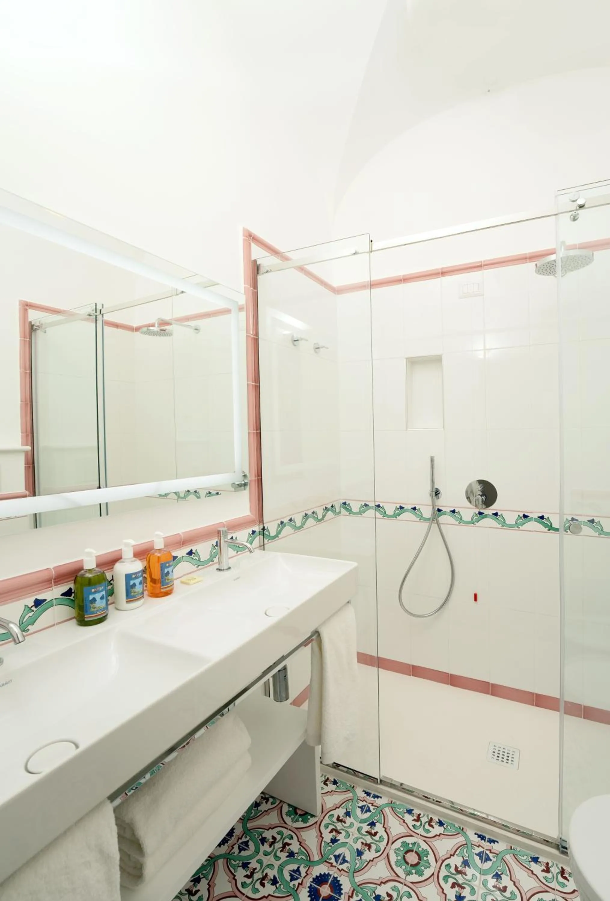 Shower in Hotel Syrene