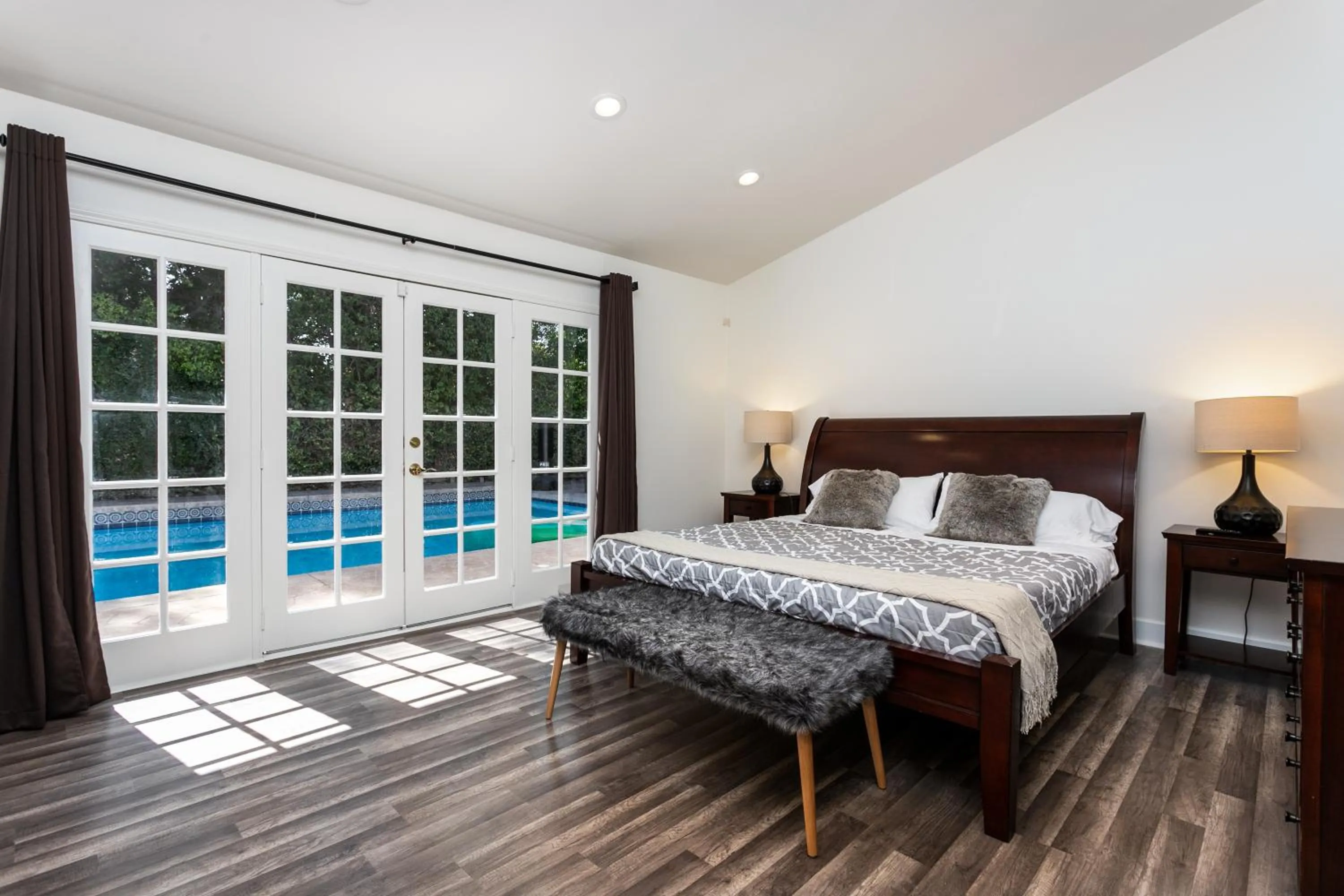 Bed in Villa Sausalito - Newly Designed 4BR HOUSE & POOL by Topanga