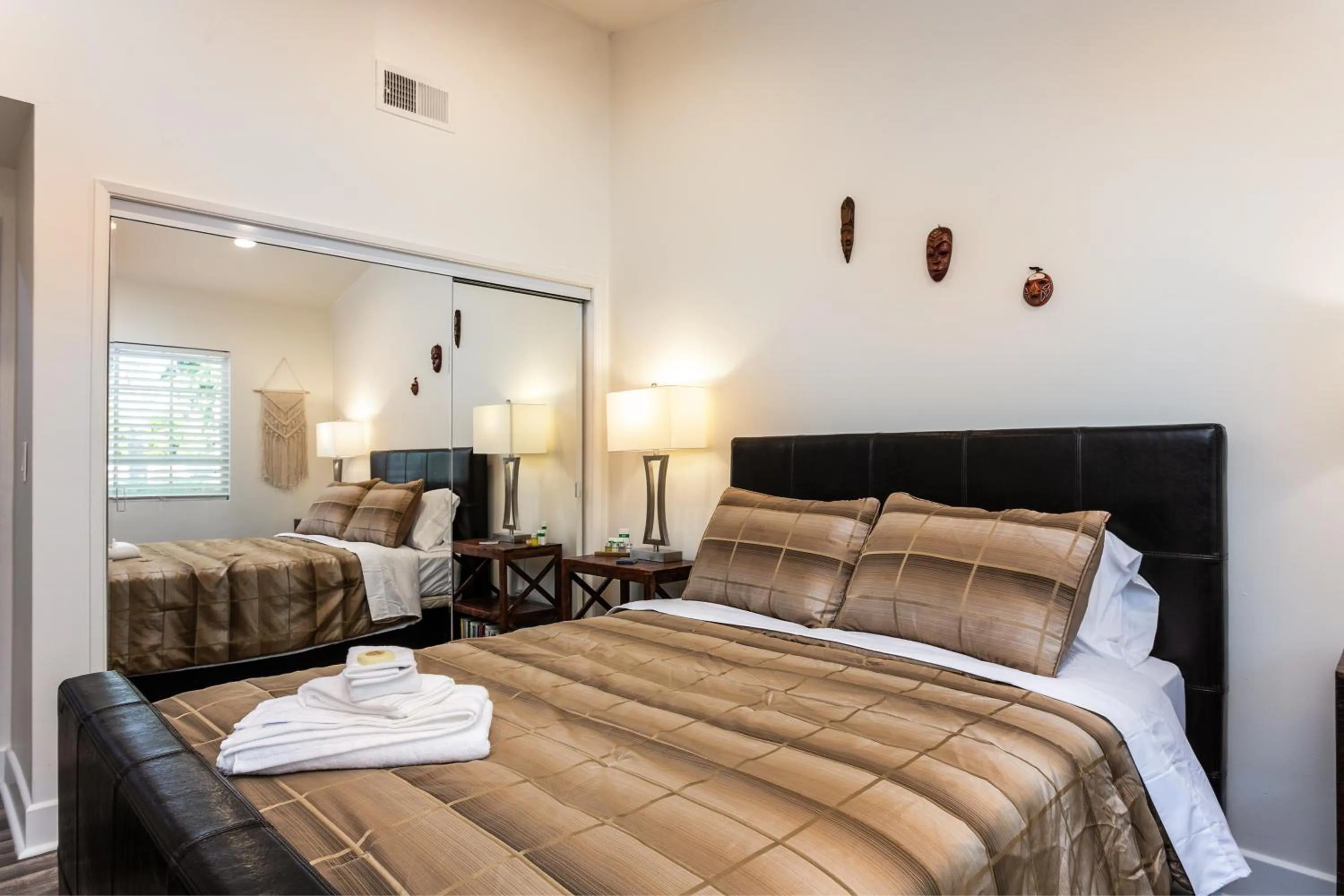 Bed in Villa Sausalito - Newly Designed 4BR HOUSE & POOL by Topanga