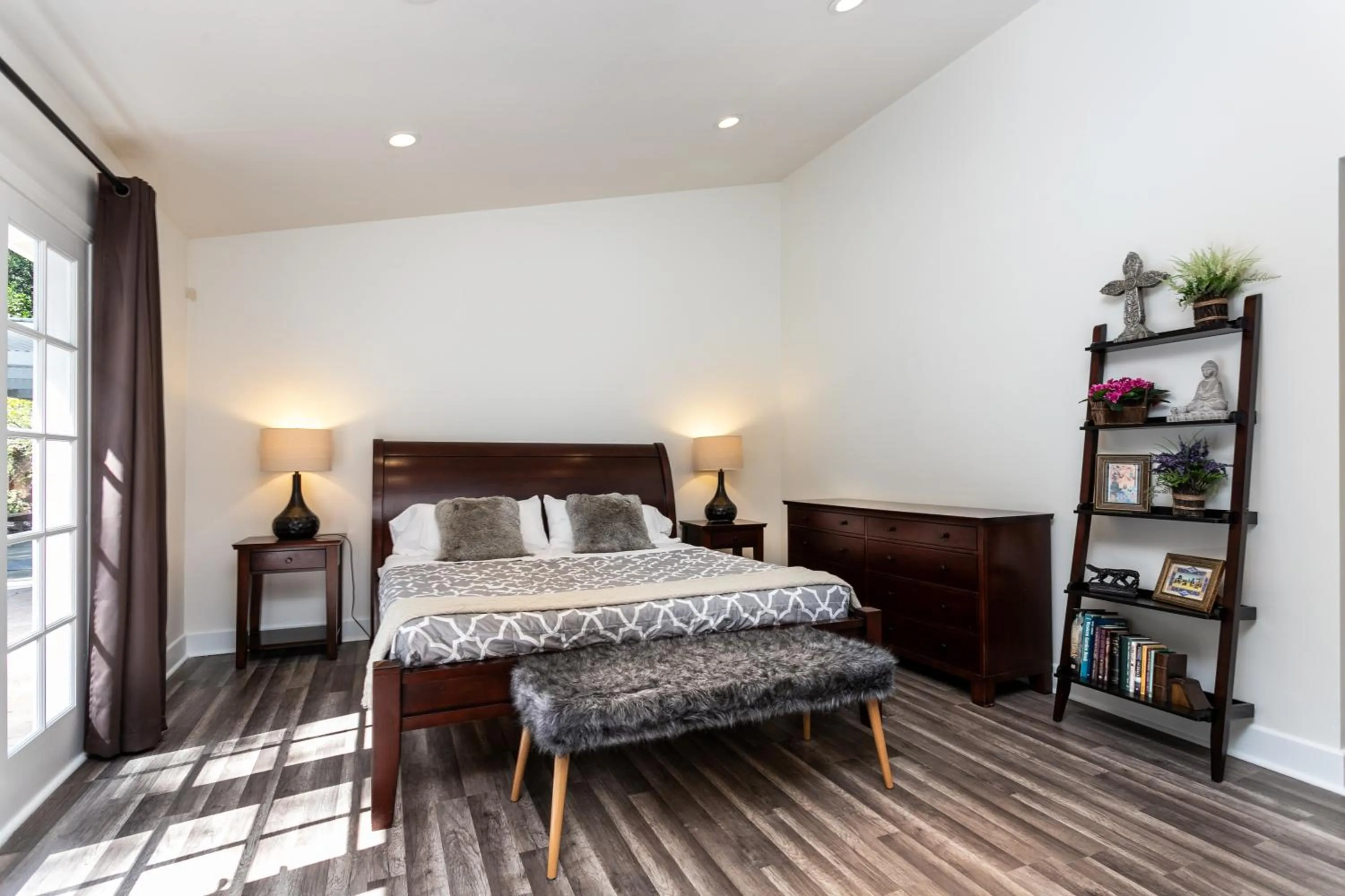 Bed in Villa Sausalito - Newly Designed 4BR HOUSE & POOL by Topanga