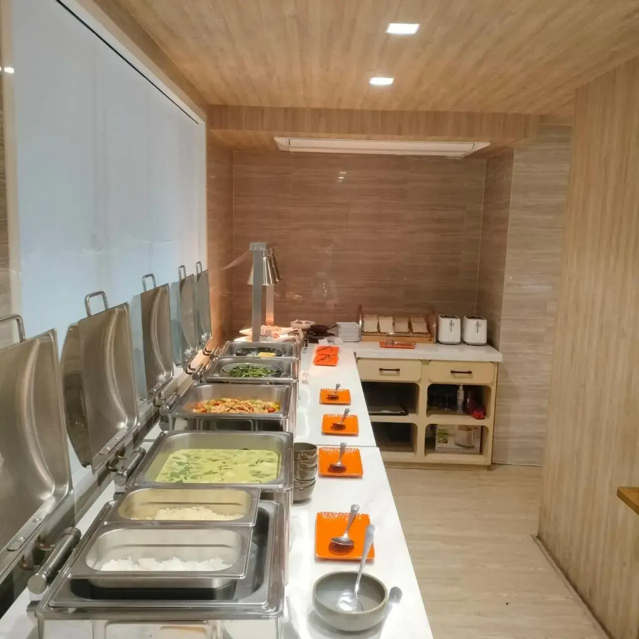 Restaurant/places to eat in Ramada Ekamai Restaurant/places to eat in Ramada Ekamai